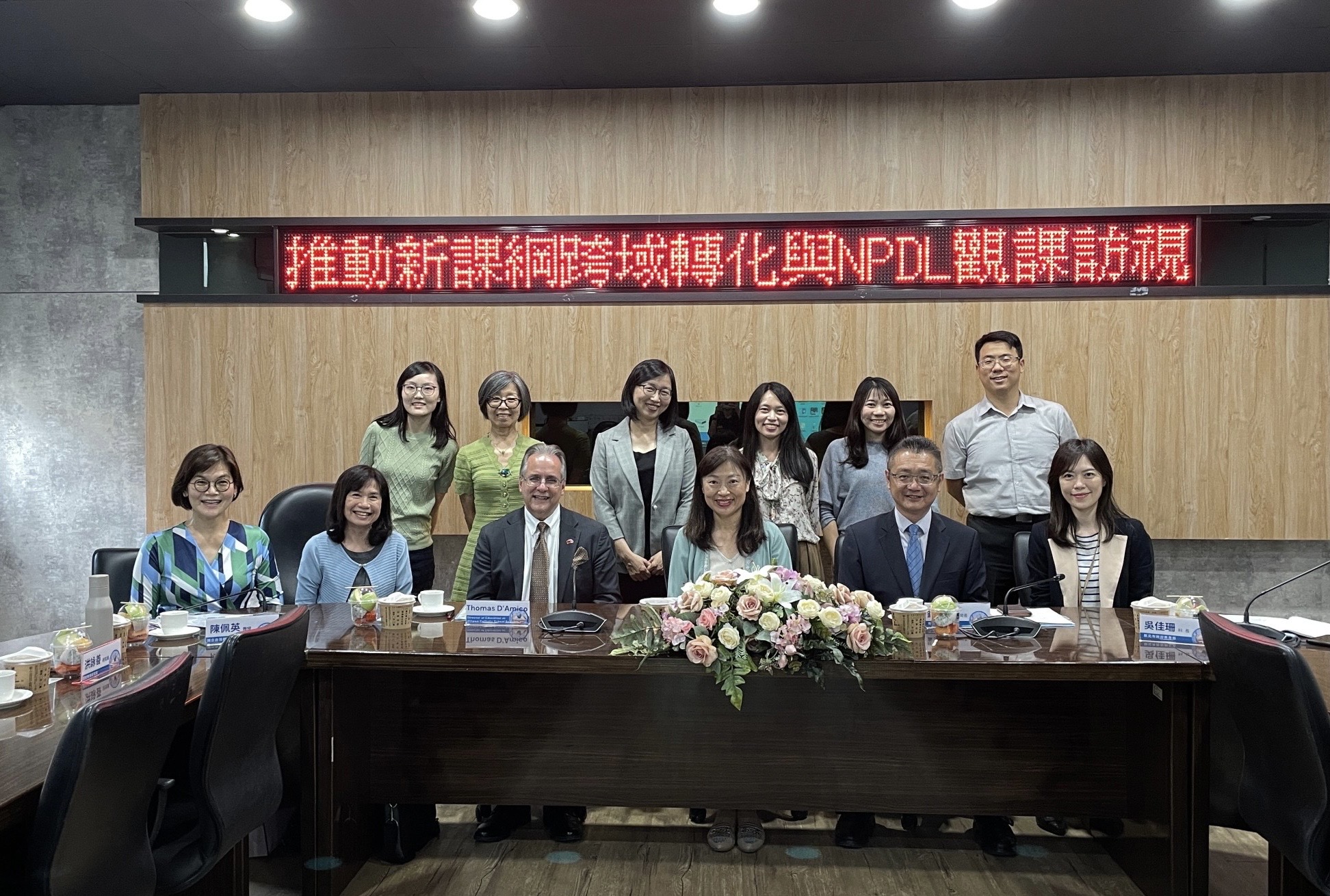 教育局劉明超副局長、Thomas D'Amico局長與教育局來賓及中和師長合影.jpg