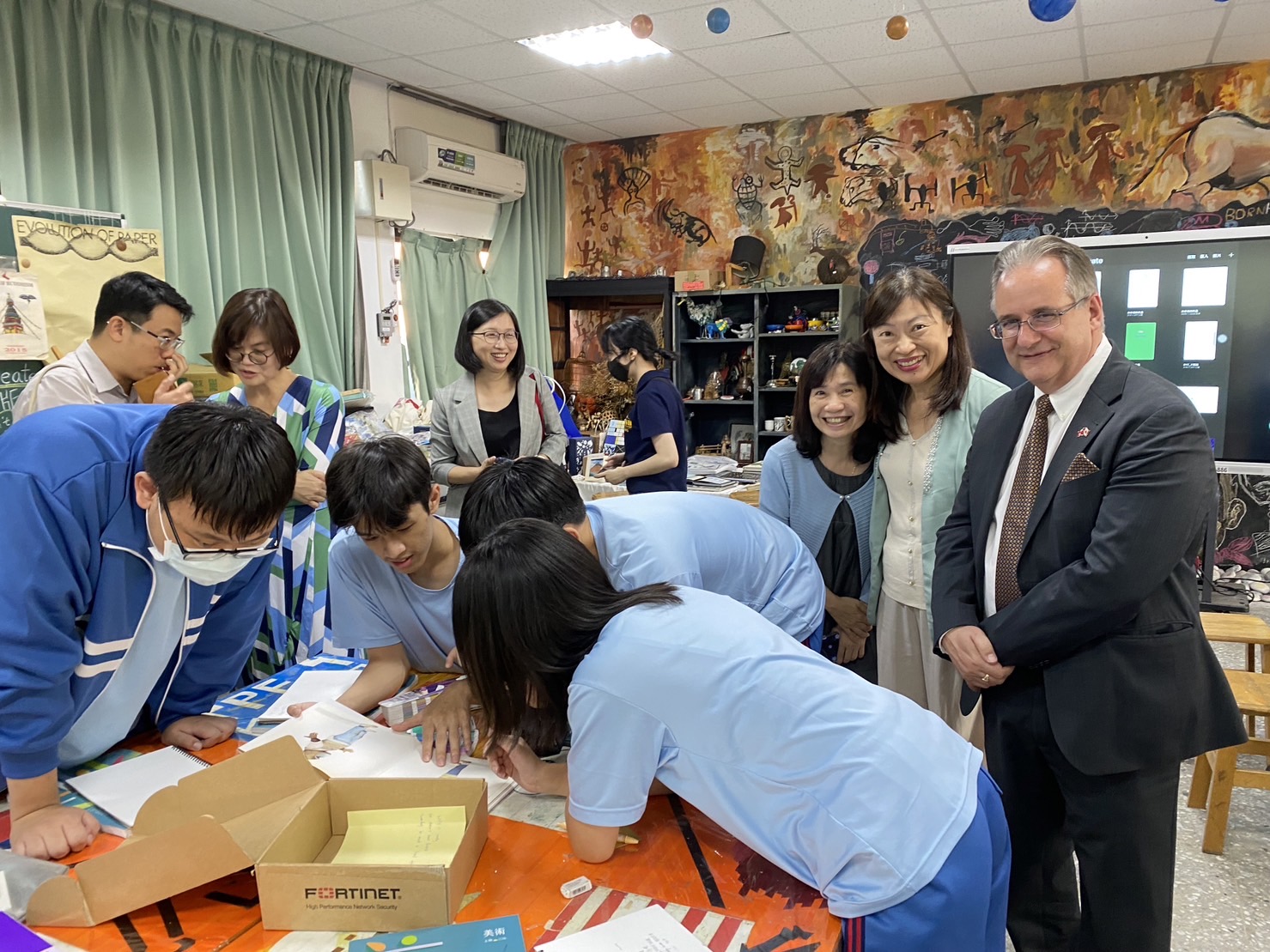 劉淑芬校長與Thomas D'Amico局長(右)觀看學生創作.jpg