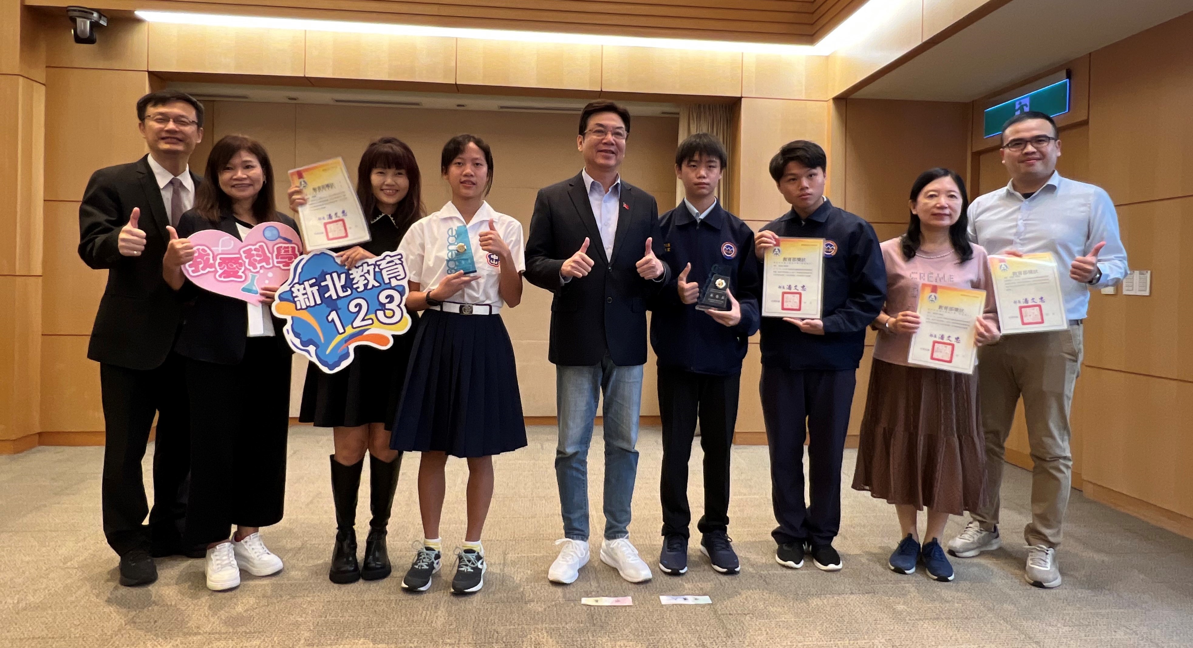 海山高中-國中部(圖右)、埔墘國小洪曉風(左4，現就讀中山國中) 榮獲生活與應用科學科（ㄧ）第一名.jpg