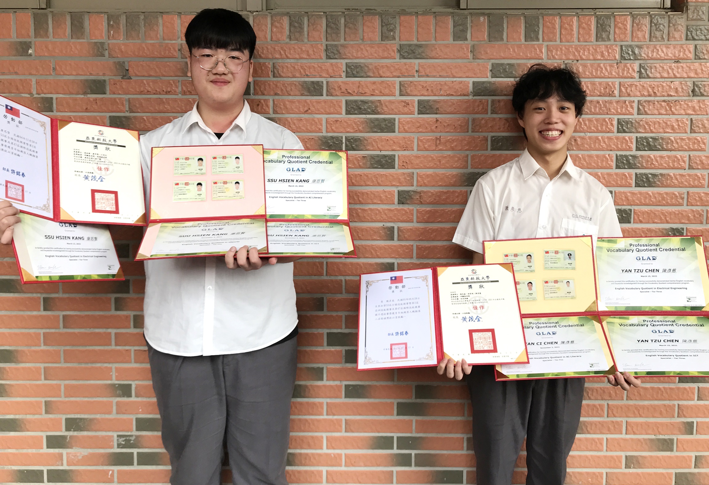 樟樹國際實中資訊科學生陳彥慈(右)、康思賢(左)已拿到電腦硬體裝修及專業英語證照等5張證照，並將技能運用在機器人項目上，在各項競賽中獲得佳績。.jpg