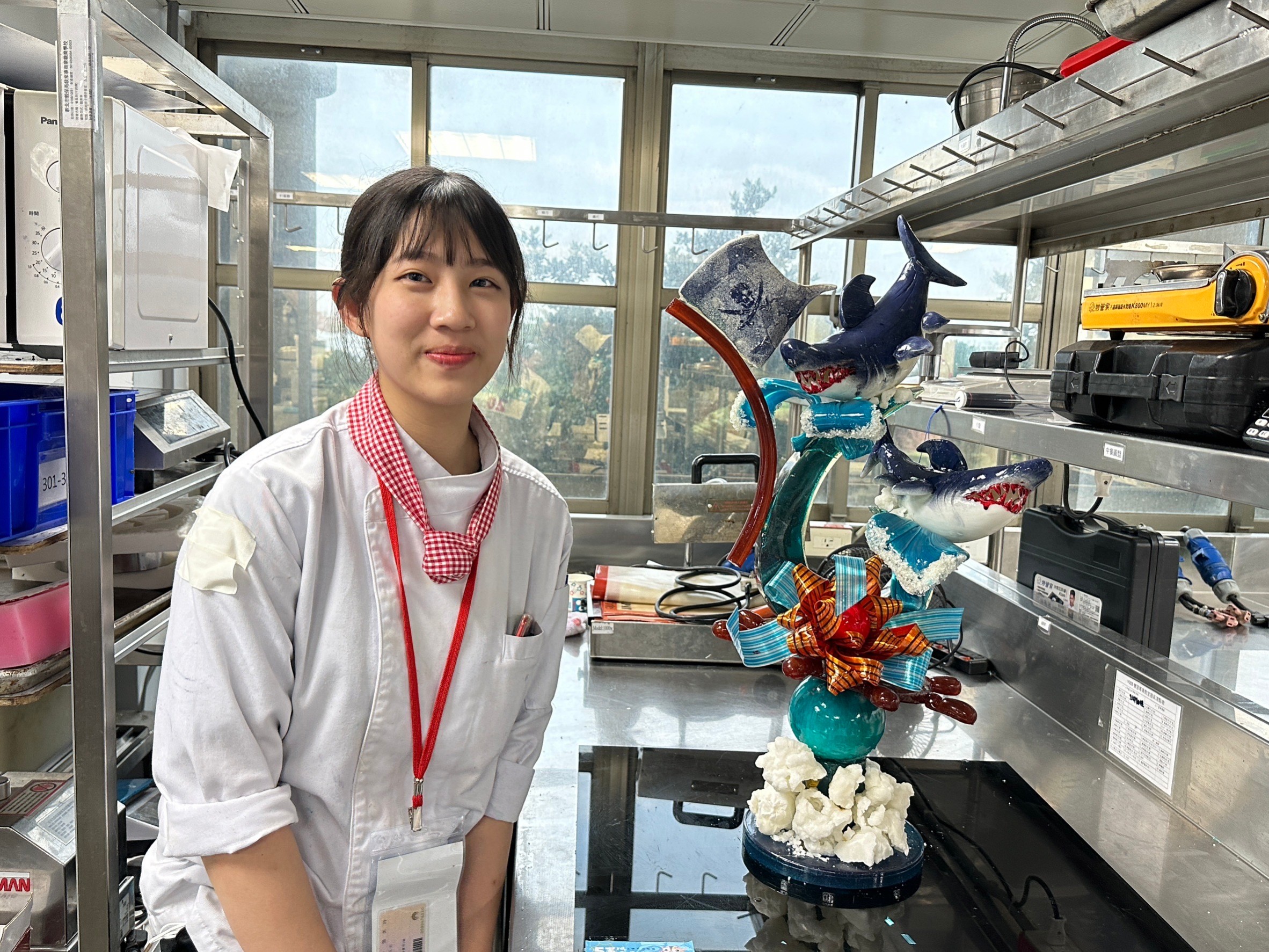 穀保家商餐飲科學生江法恩已取得烘焙食品及中式麵食等4張乙級證照，並在全國技能競賽獲得佳績也順利錄取高雄餐飲大學。.jpg