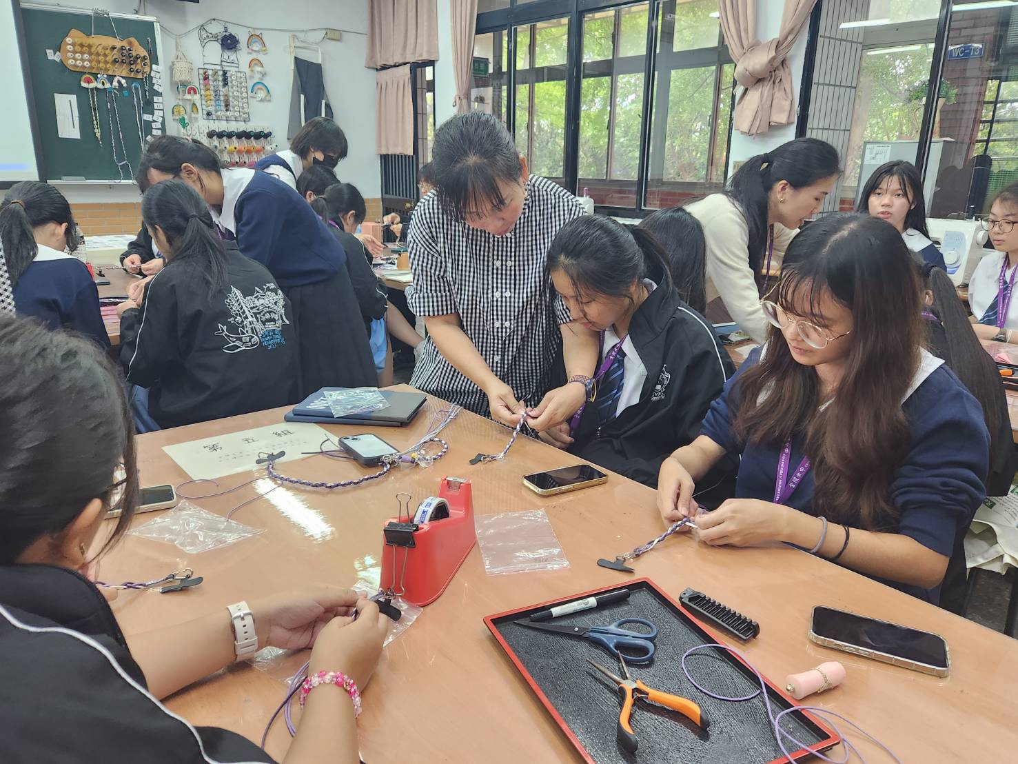 新加坡聖安東尼女中到訪金陵女中 因科學結緣 促進教育文化交流||