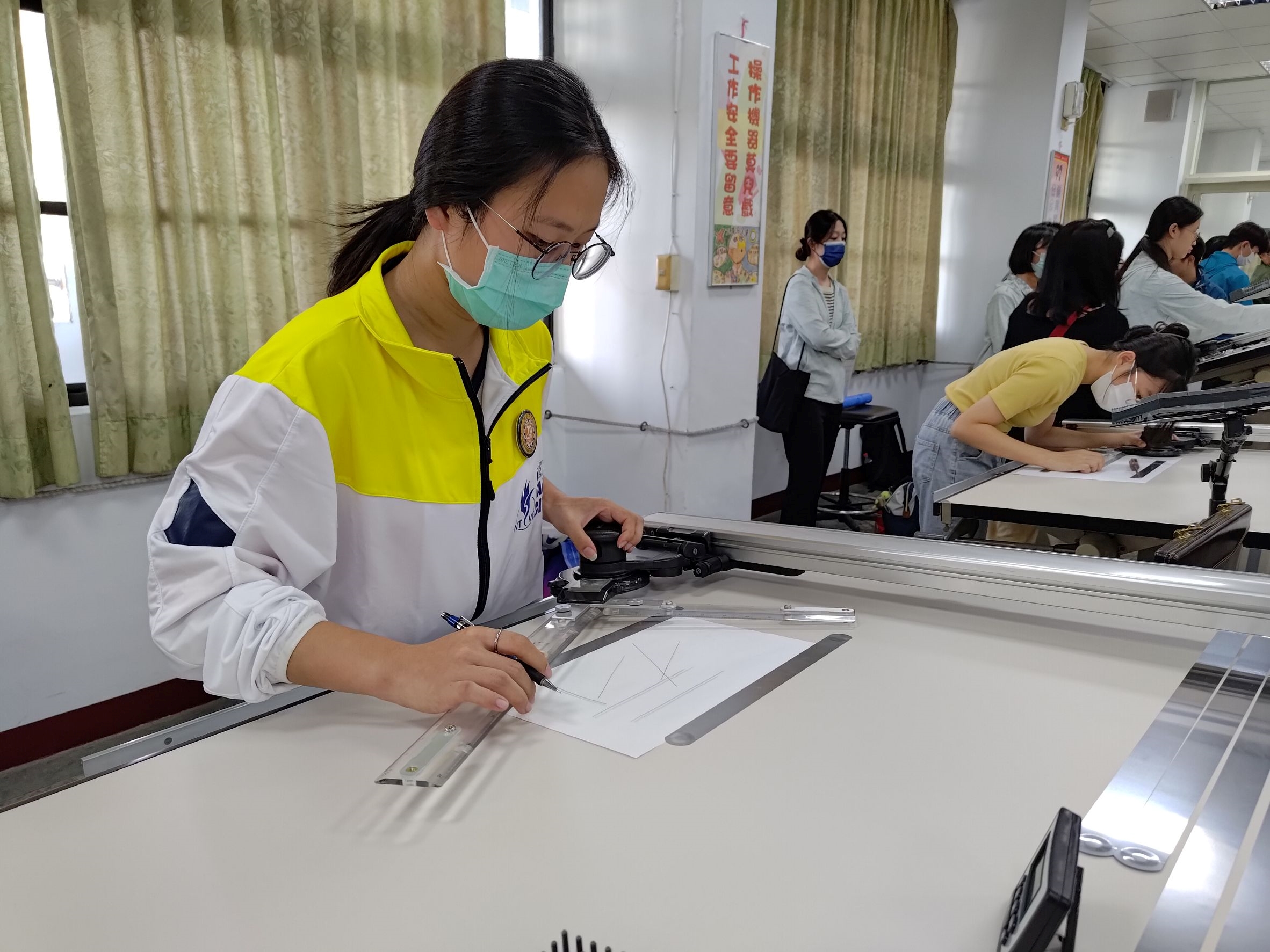 瑞芳高工受圓夢獎助學生小芬，努力向學，學校也盡力輔導栽培，積極參與全國技藝競賽.jpg