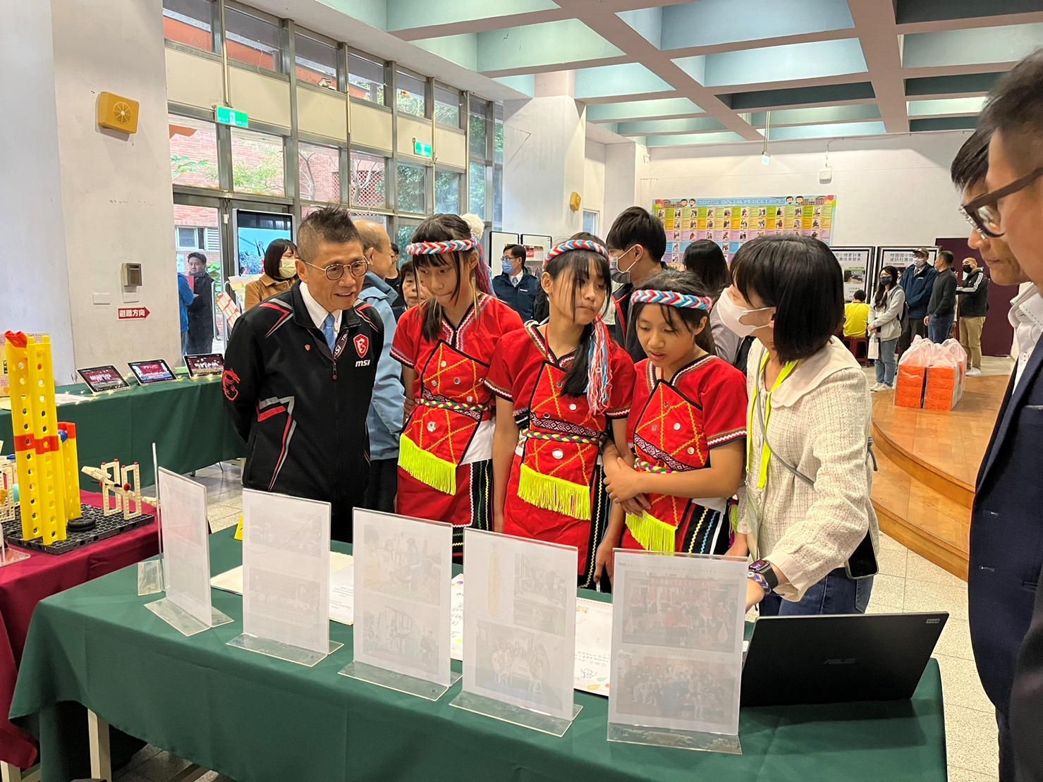 微星科技協理簡文哲(左1)參觀成果發表攤位展.jpg