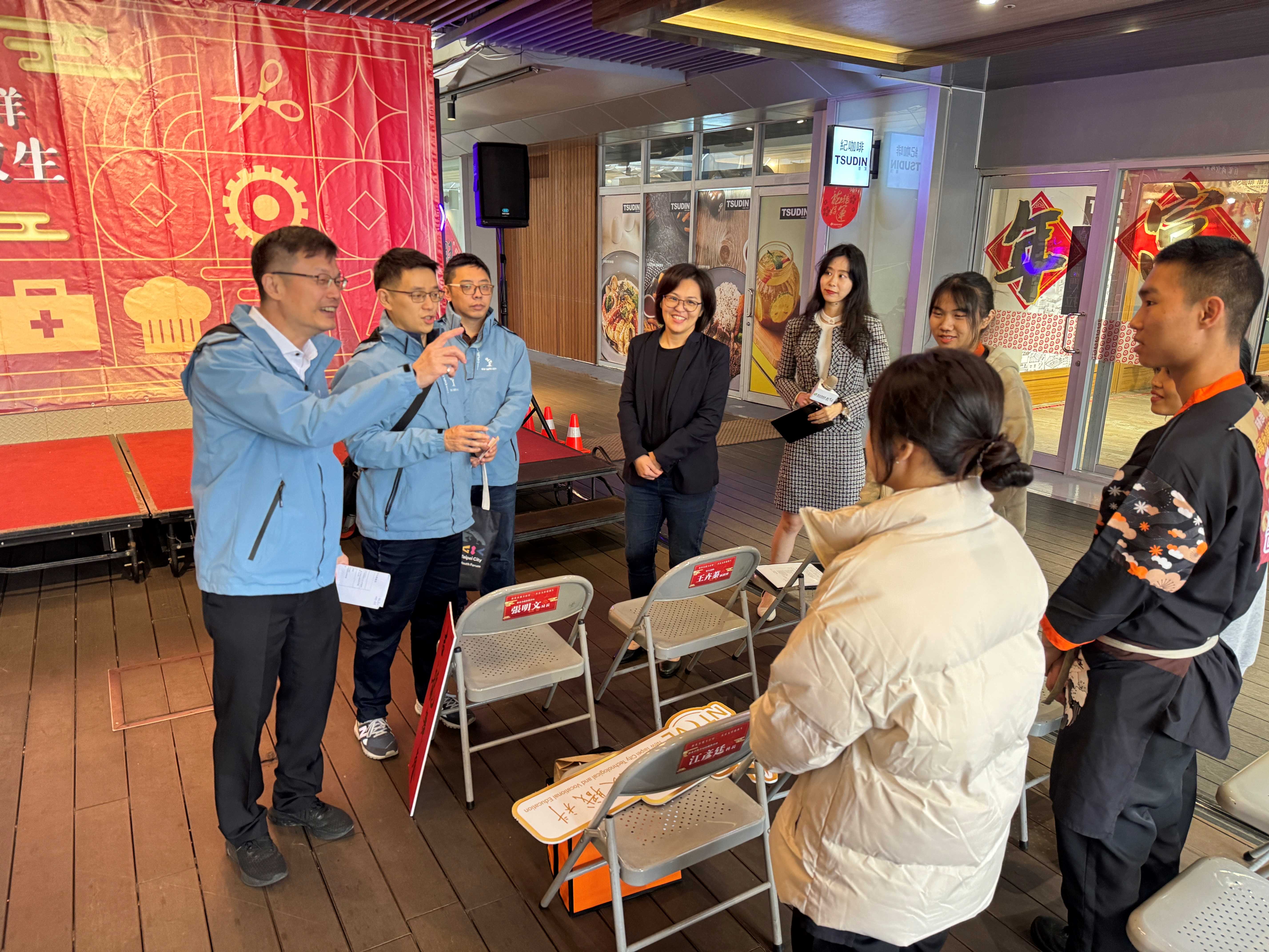 張明文局長(藍色外套者左1)鼓勵建教生多元發展.jpg