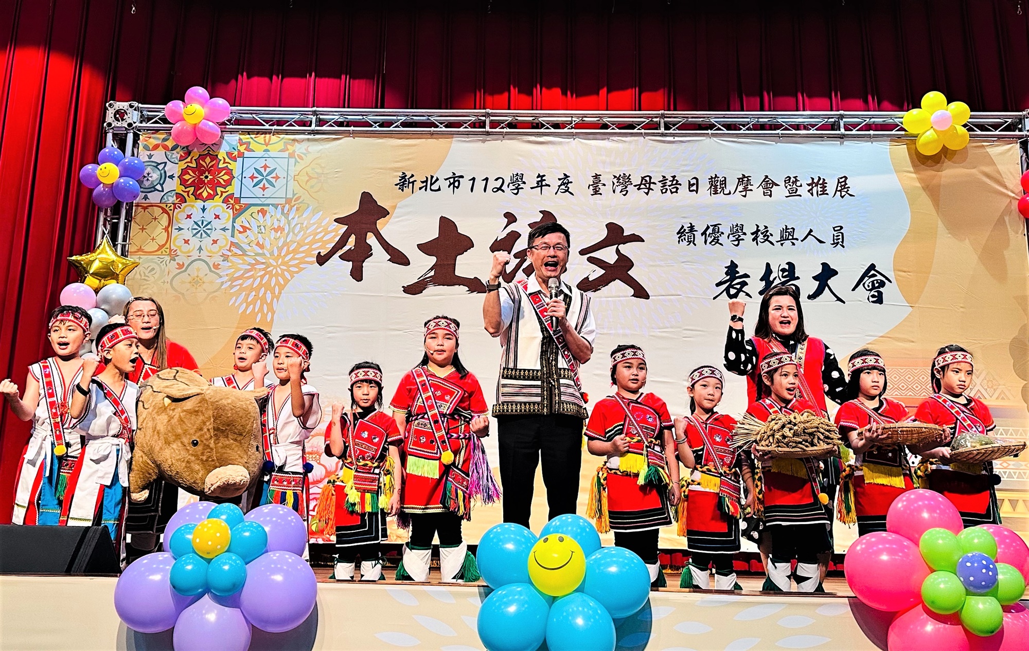 教育局張明文局長(中)與演出師生合影.jpg