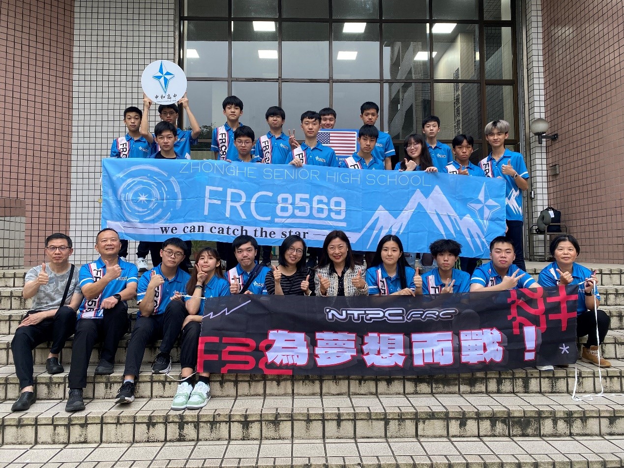 出發赴美前與校內師長大合照.jpg