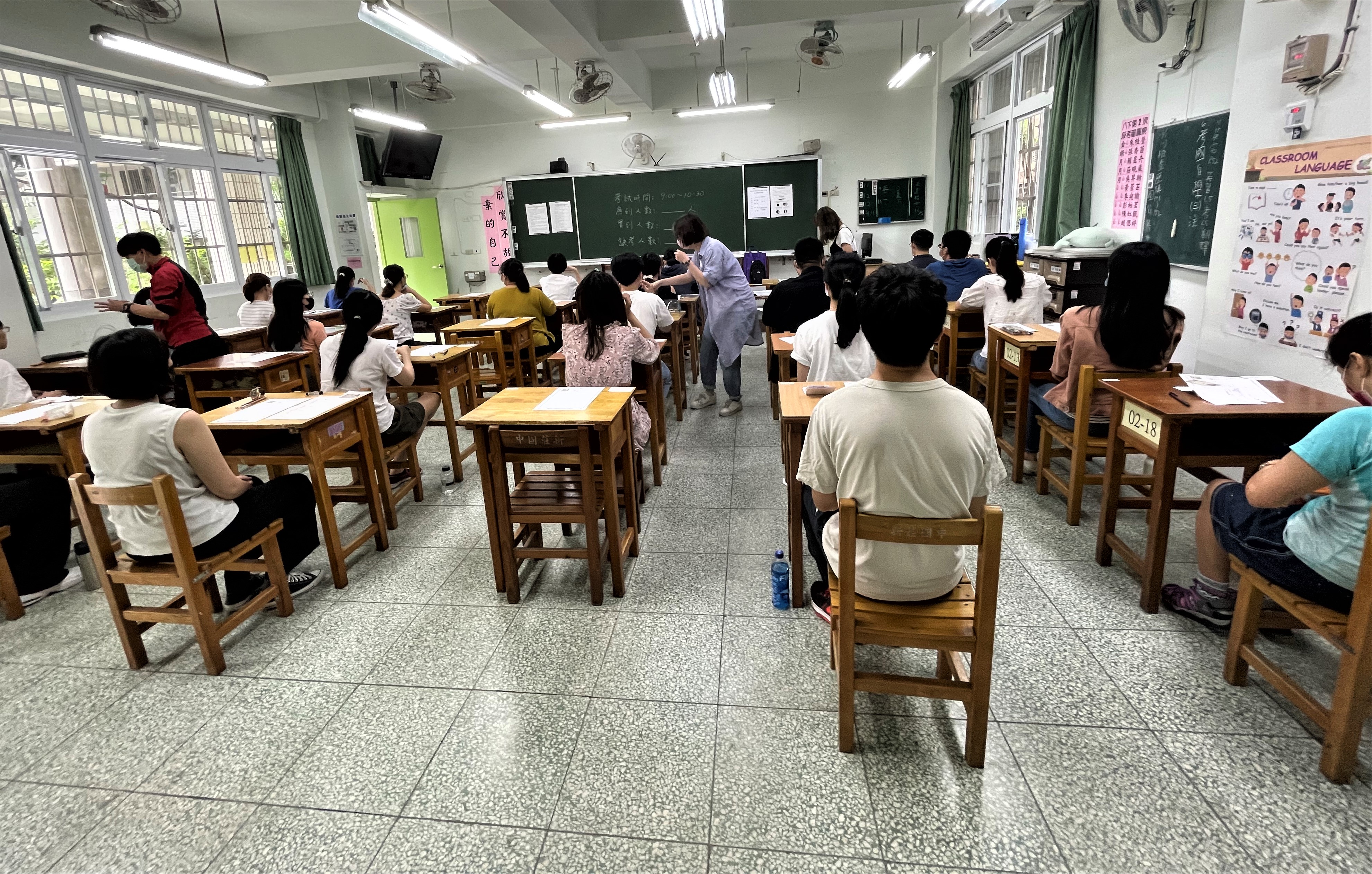 教甄考生進入試場資料照_0.jpg