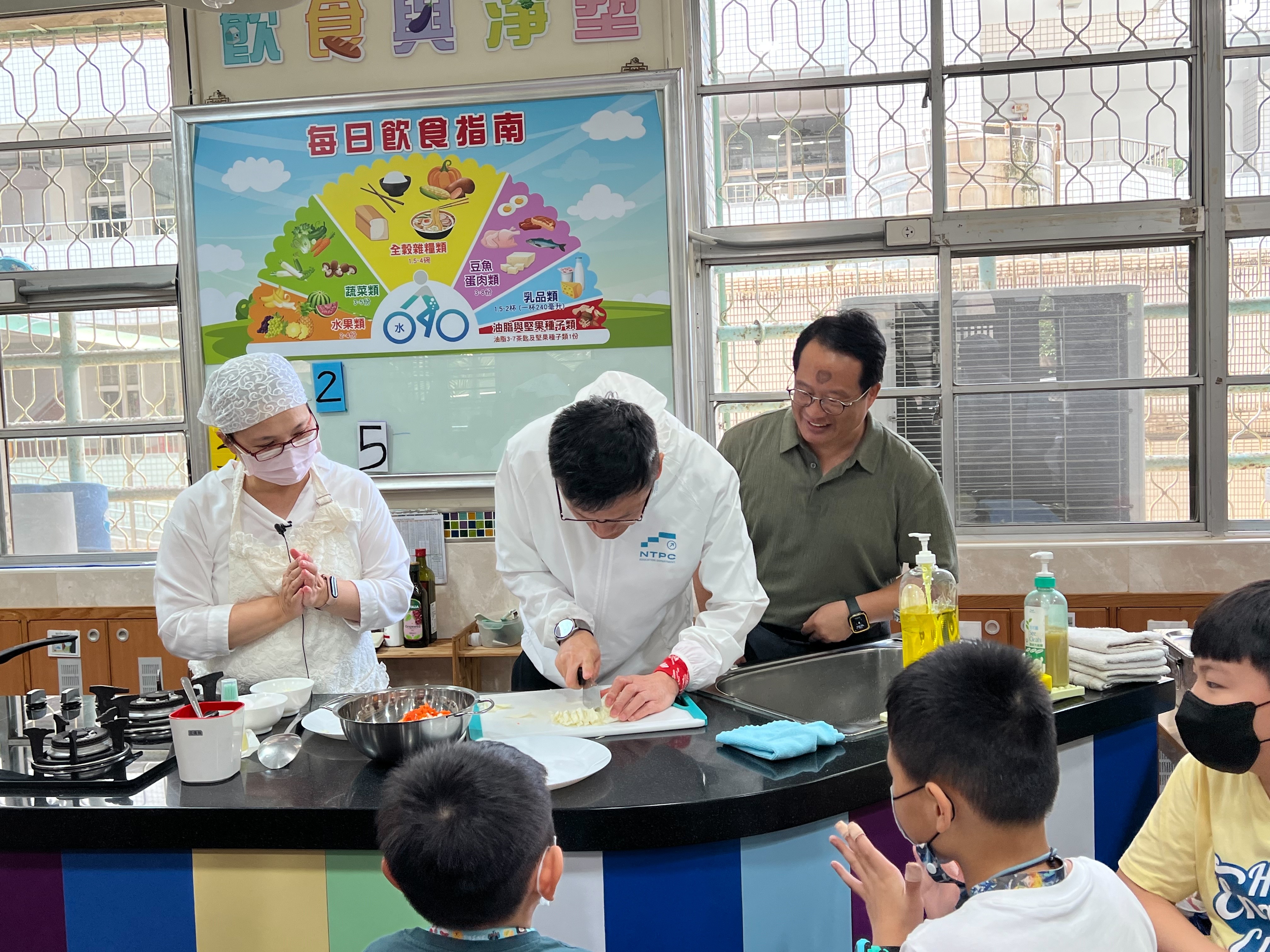 教育局張明文局長出席與小朋友互動製作高麗菜煎餅