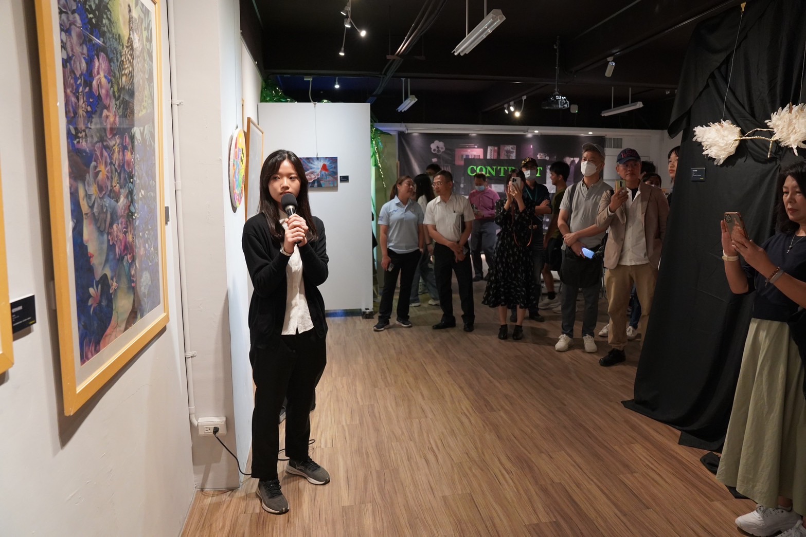 圖3.美術班畢業展開幕茶會作品導覽由學生解說自己的創作理念.jpg