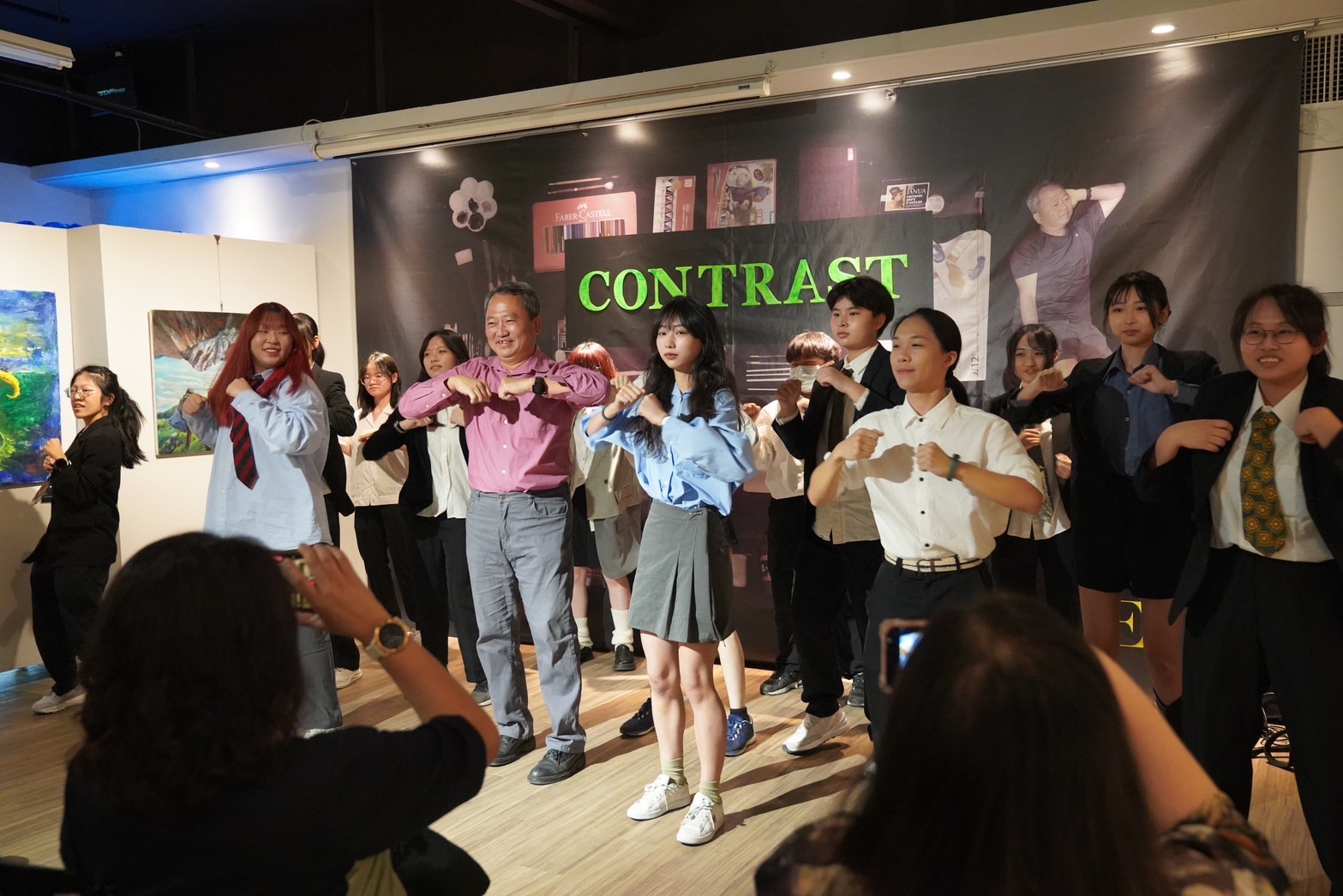 圖4.美術班導師段致平老師加入同學開場表演向前來的觀眾表達歡迎之意.jpg