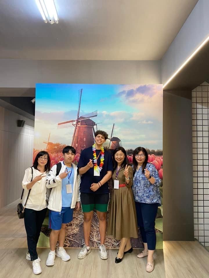 劉淑芬校長與荷蘭學生及中和接待家庭在意象牆前合影.jpg