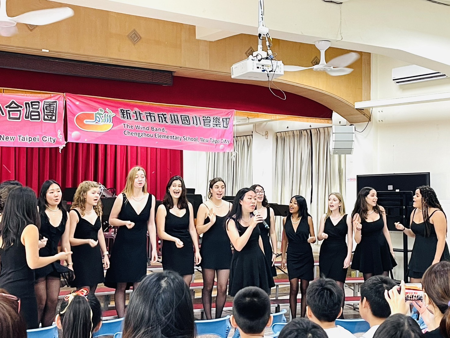 成州國小與哈佛大學Radcliffe Pitches (A Cappella) 合唱團 以音樂會有國際交流