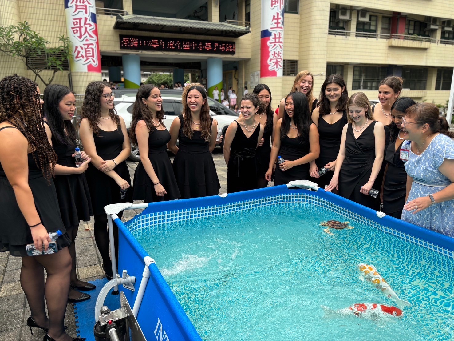 哈佛合唱團參觀成州仿生魚園區.jpg