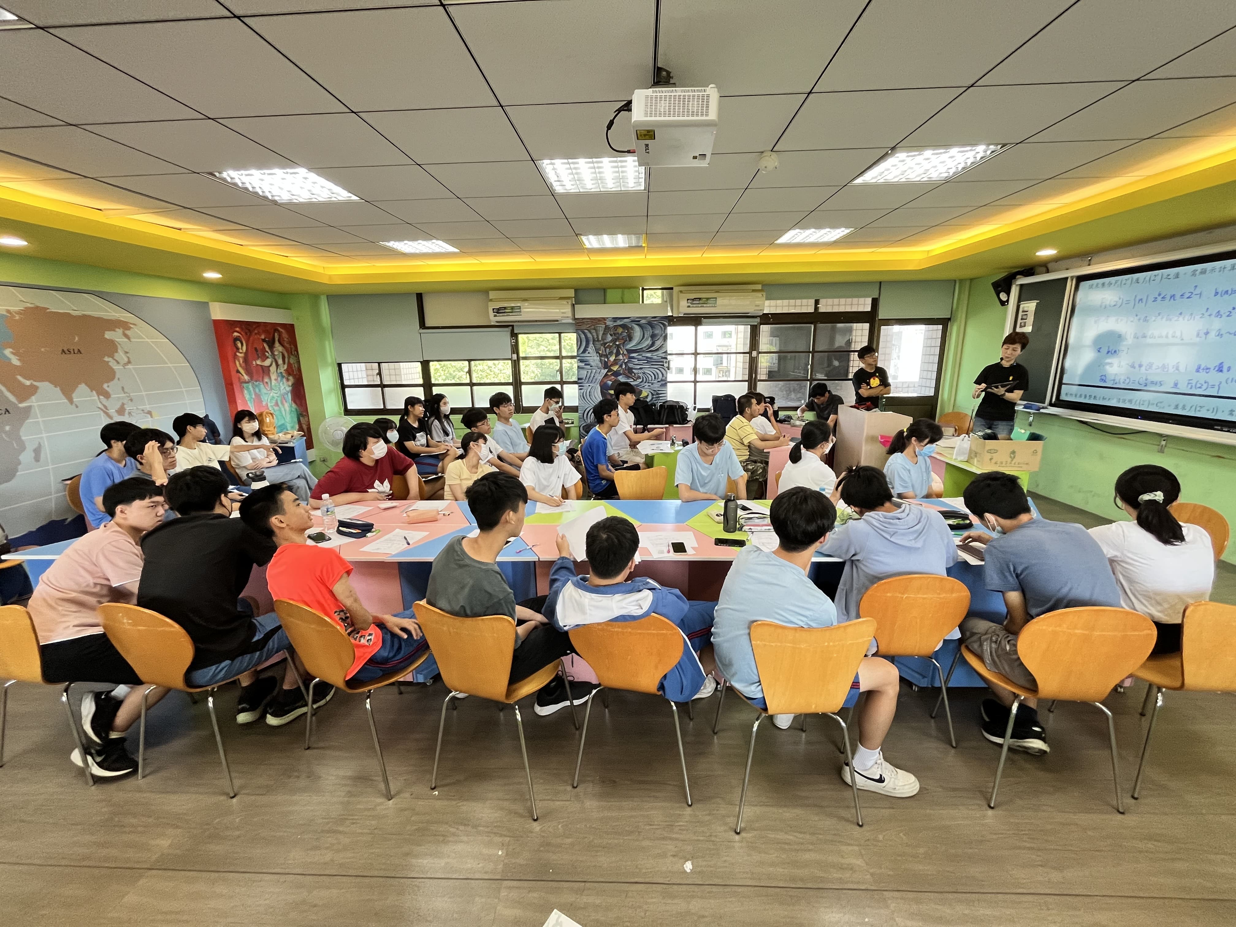 數學專題課程的團體討論.jpg