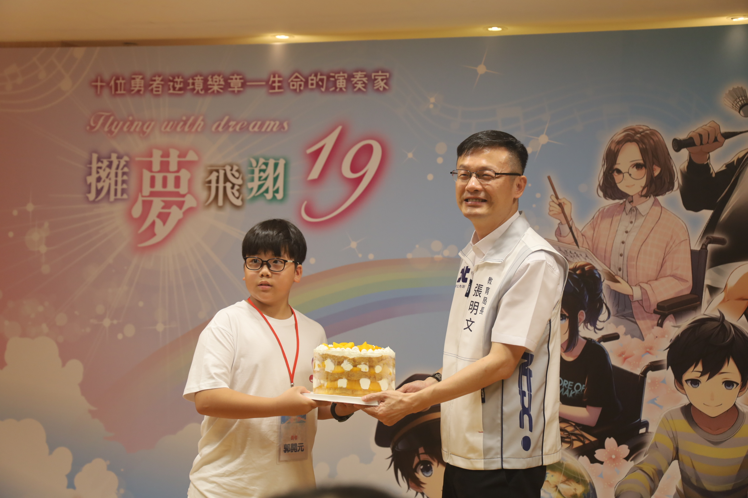 石門實驗國中郭開元勇者獻上自製烘焙蛋糕
