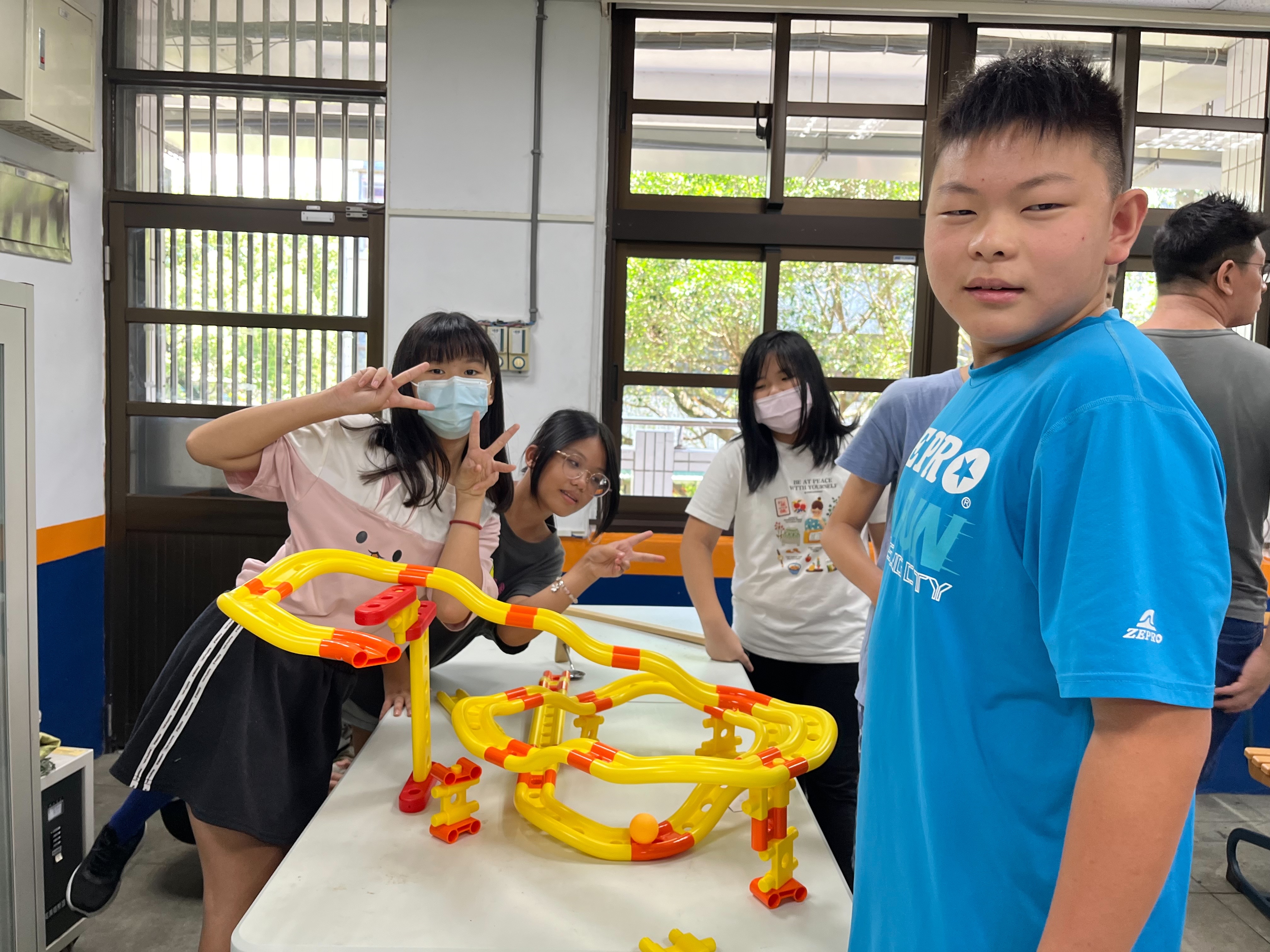 美國外師教生活科技，柑園國中新生大呼有趣