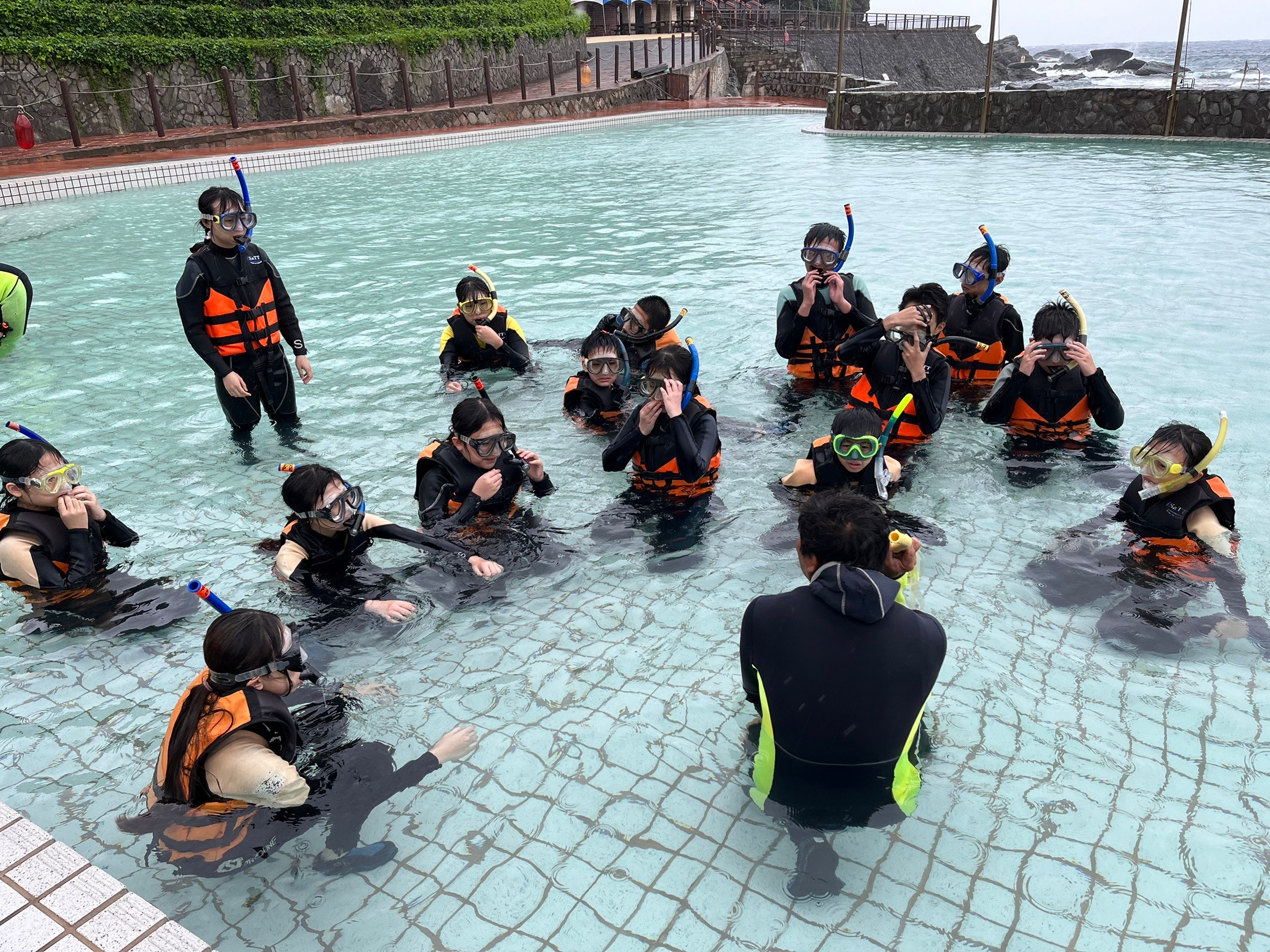 永吉國小學生配戴浮潛面具練習呼吸