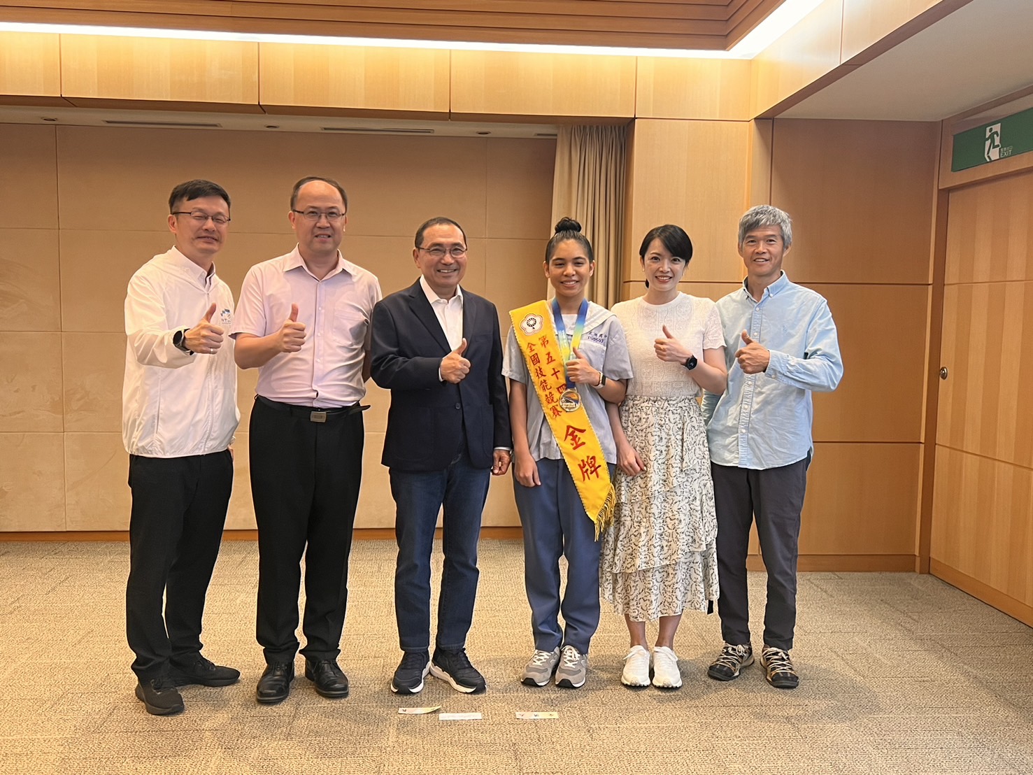 獲得青少年組花藝職種金牌的江恩典同學與正德國中校長、老師一同獻獎.jpg
