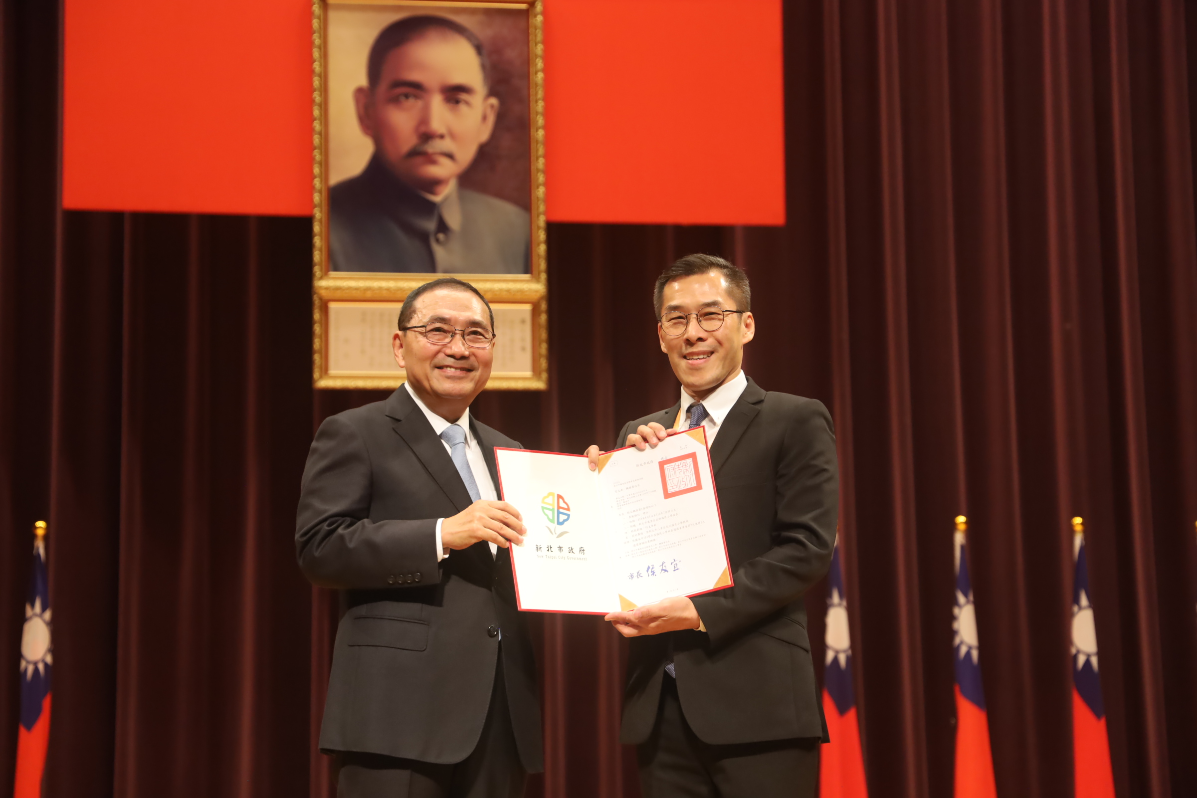 侯友宜市長與新任崁腳國小校長魏勝賢合影