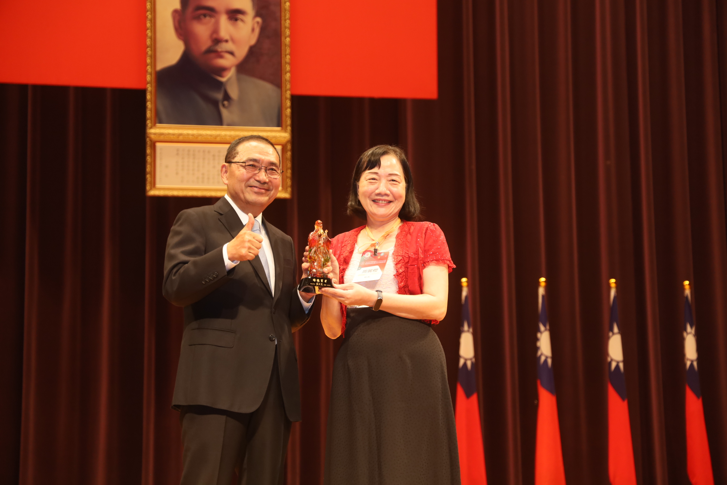 侯友宜市長贈送江翠國小退休校長周麗櫻紀念品