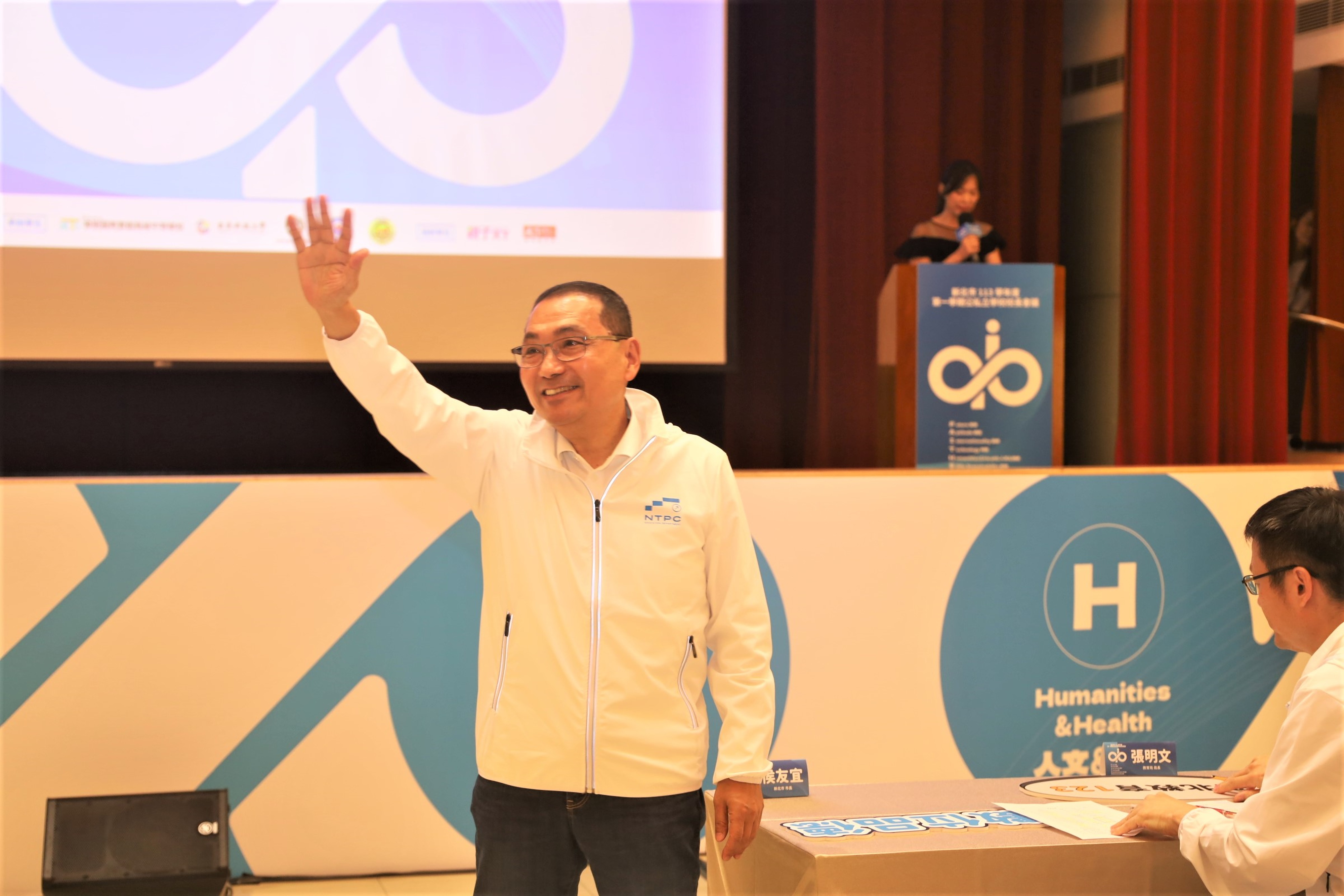 侯友宜市長出席新北113校長會議呼籲培養應用AI科技能力，並注入「數位品德」素養