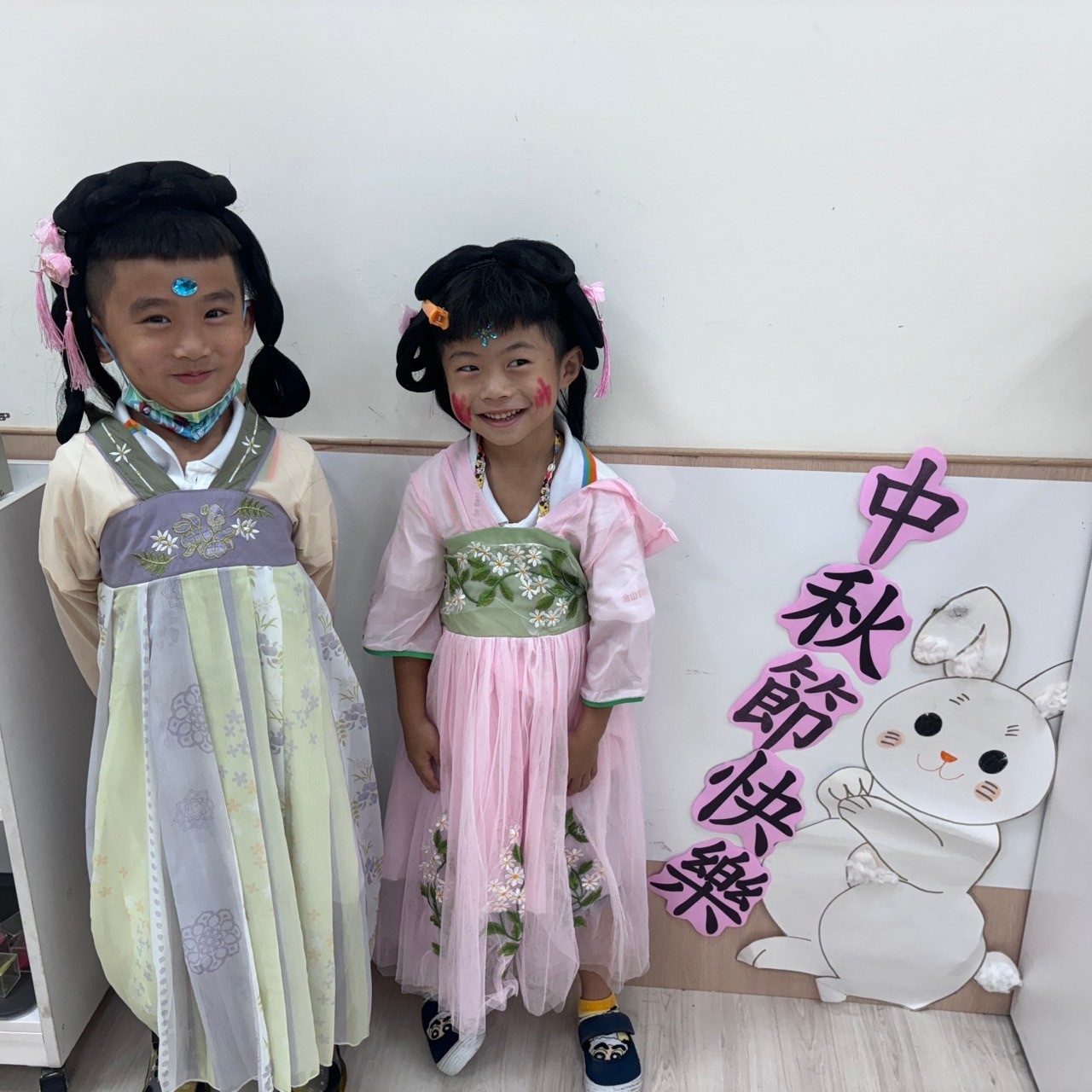 進行嫦娥裝扮的闖關活動.jpg
