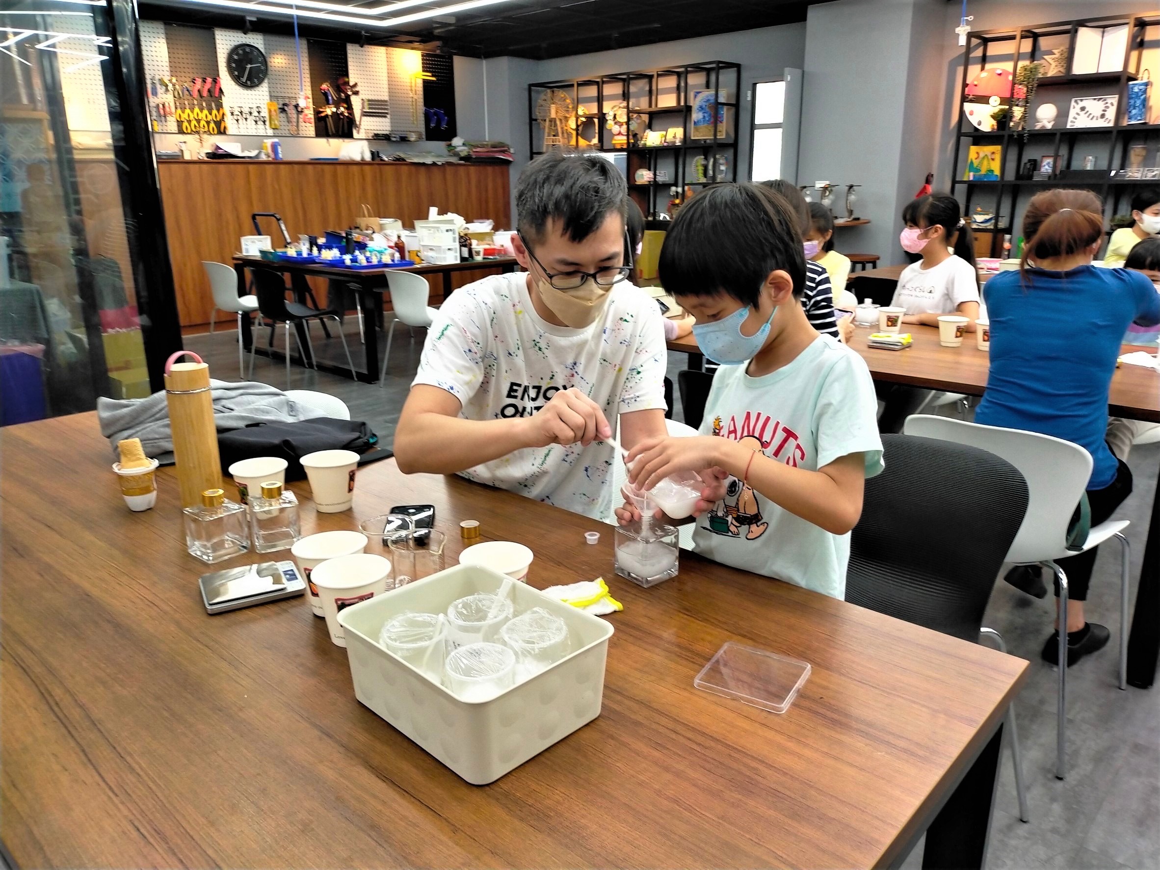 (親子假日學院資料照)藝術STEAM中心辦理的旋轉故事屋場次