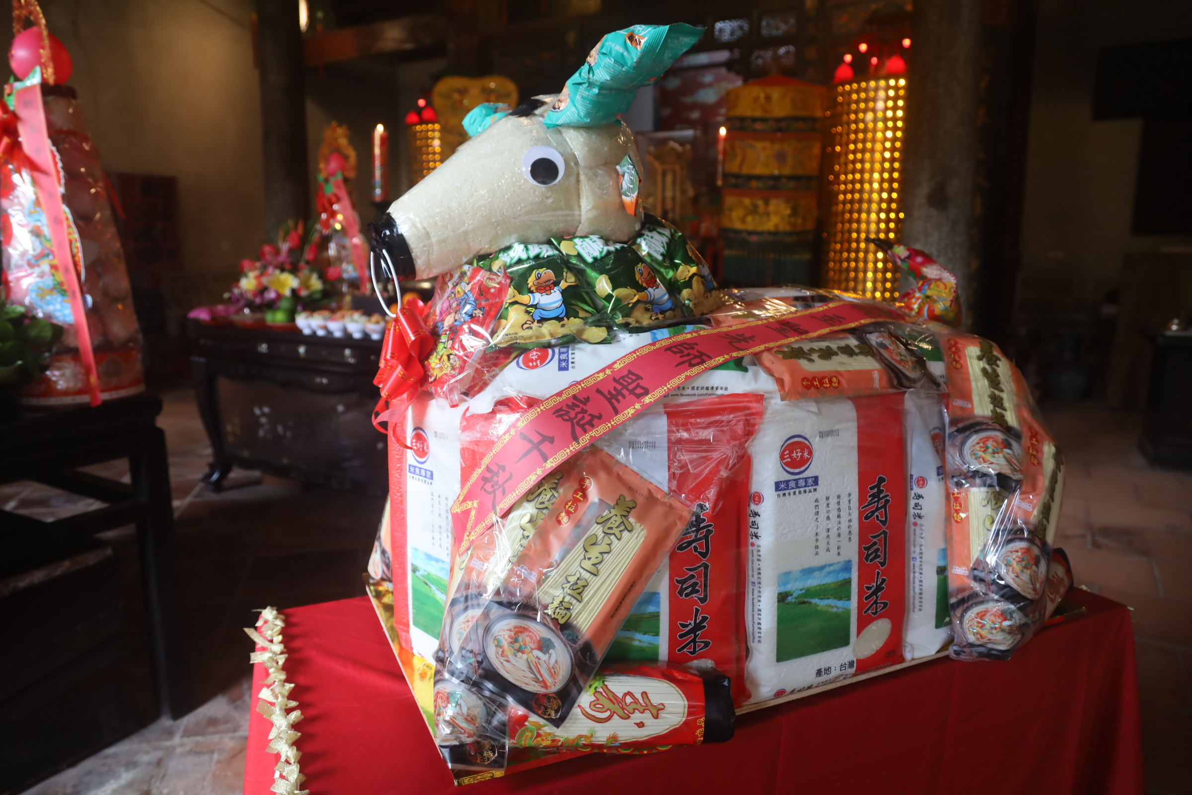 大觀書社祭孔典禮-白米與麵條堆疊的牛造型祭品
