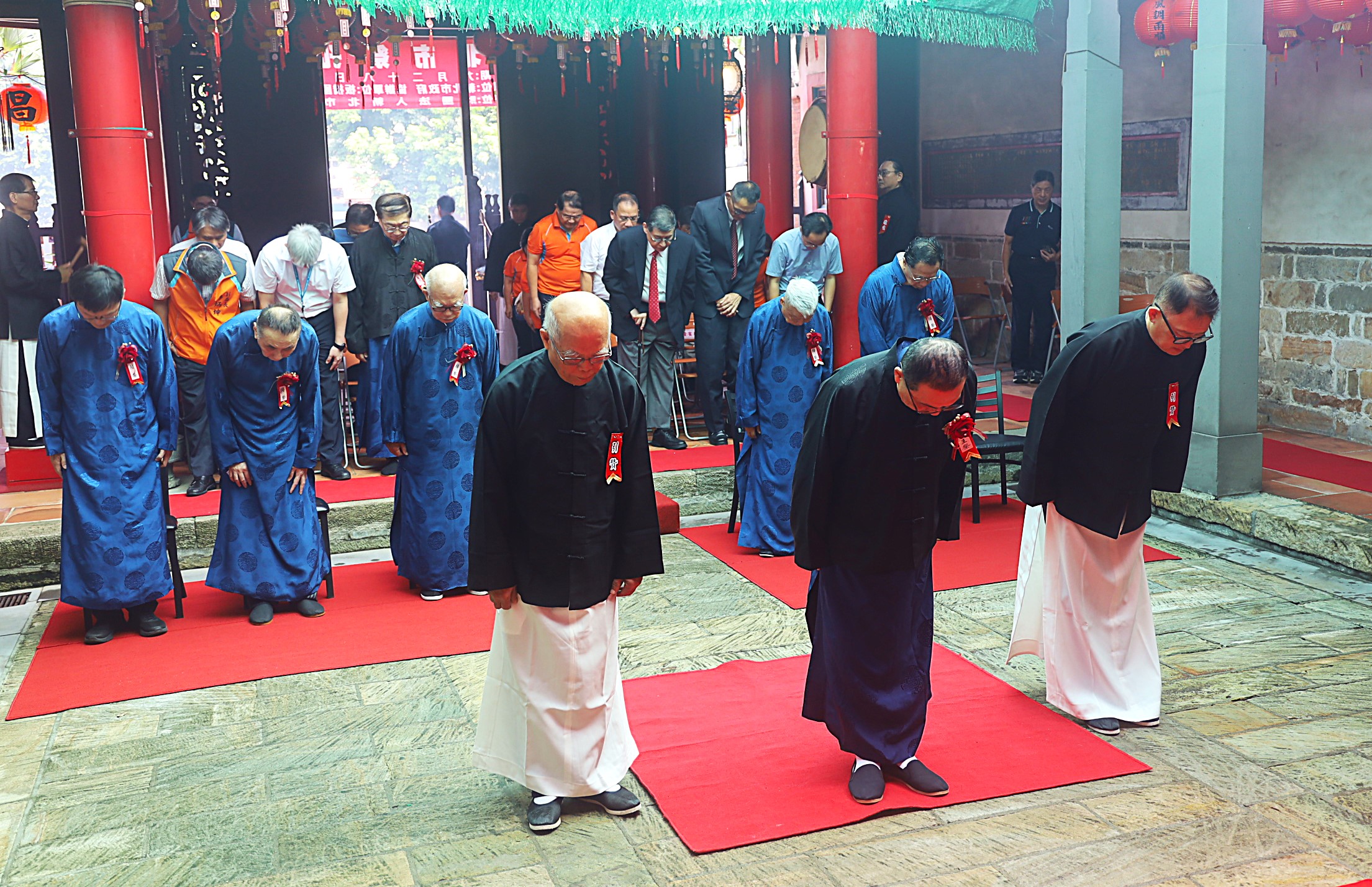市長侯友宜身穿長袍馬褂擔任主祭，以26道傳統古禮向孔子致上崇高敬意