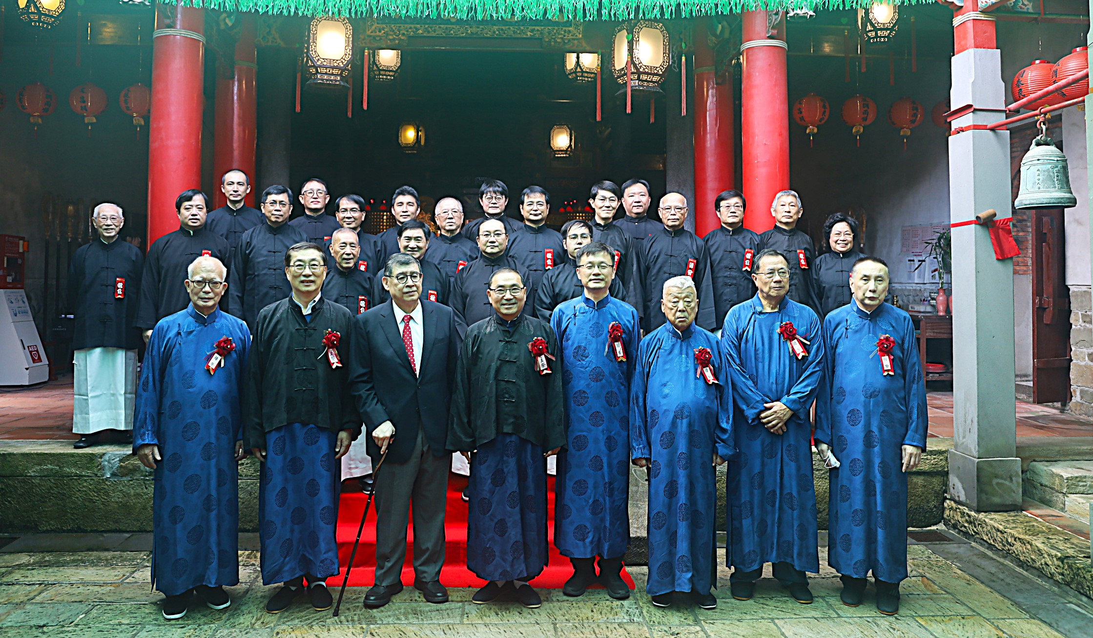 侯友宜市長與祭孔儀式禮生合影