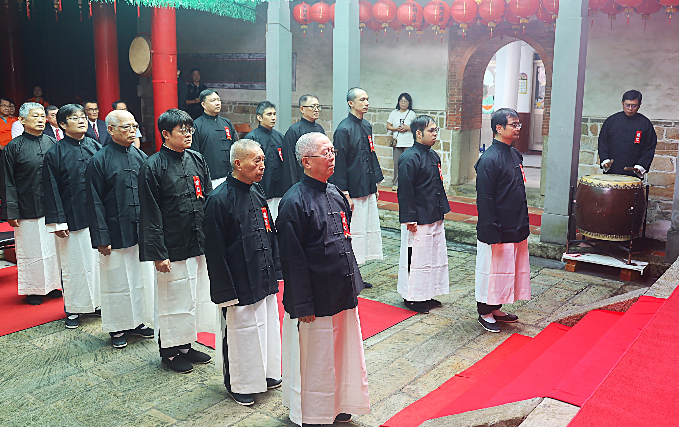 祭典全程依循古禮儀式，由板橋國小在職及退休教師擔任禮生