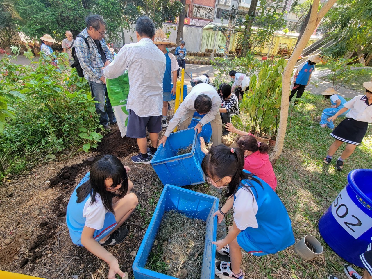 落葉雜草+豆渣泥土進行堆肥固碳