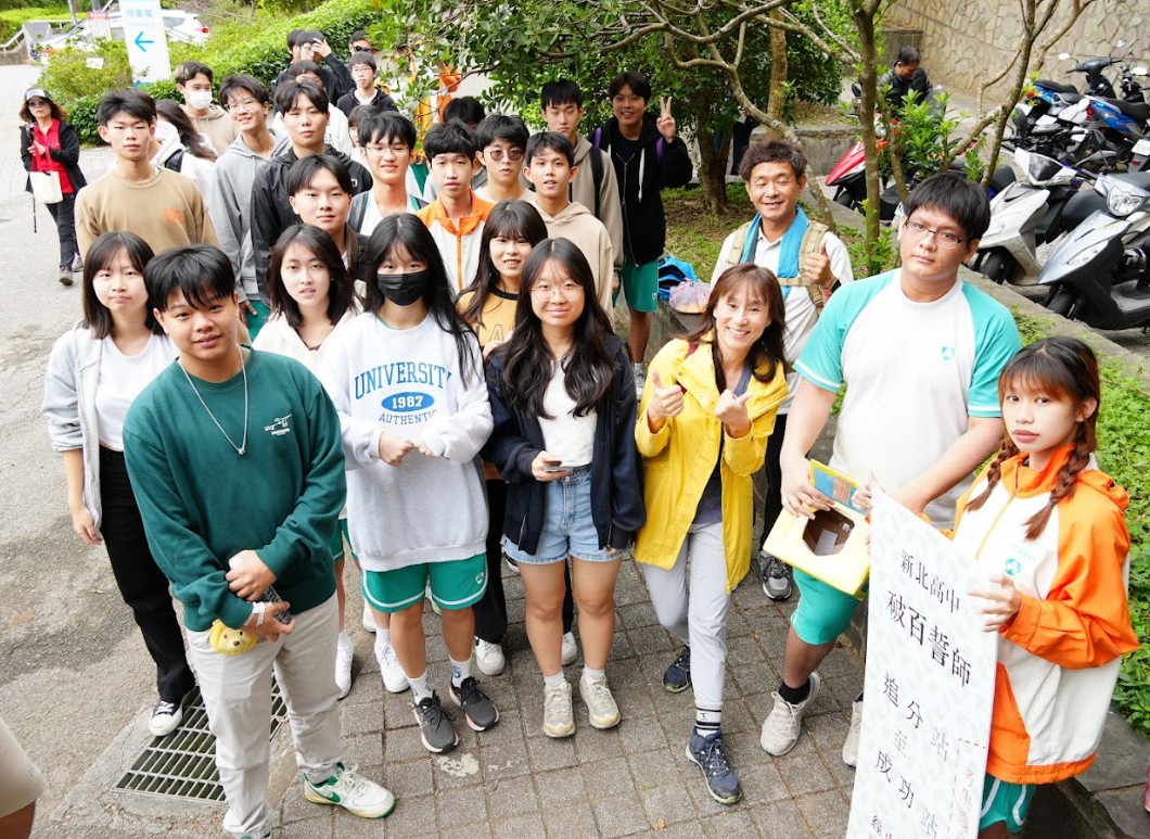 登山前學生將破除惡習卡丟入桶中.jpg