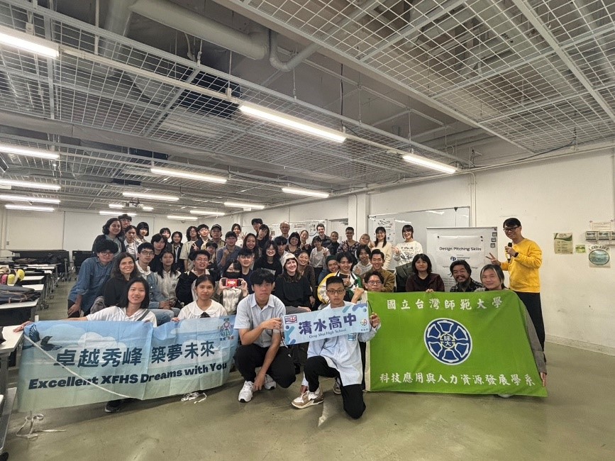 清水高中學生在九州大學的課程中拍照.jpg