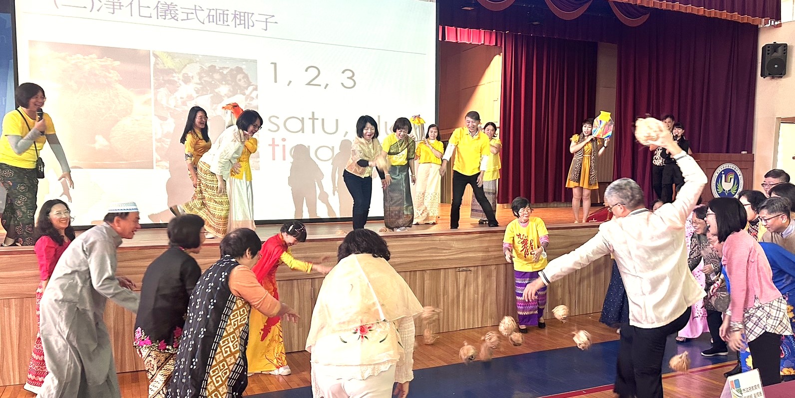 介紹馬來西亞大寶森節（Thaipusam）的擲椰傳統象徵淨化與祈福。現場邀請參與者親身體驗