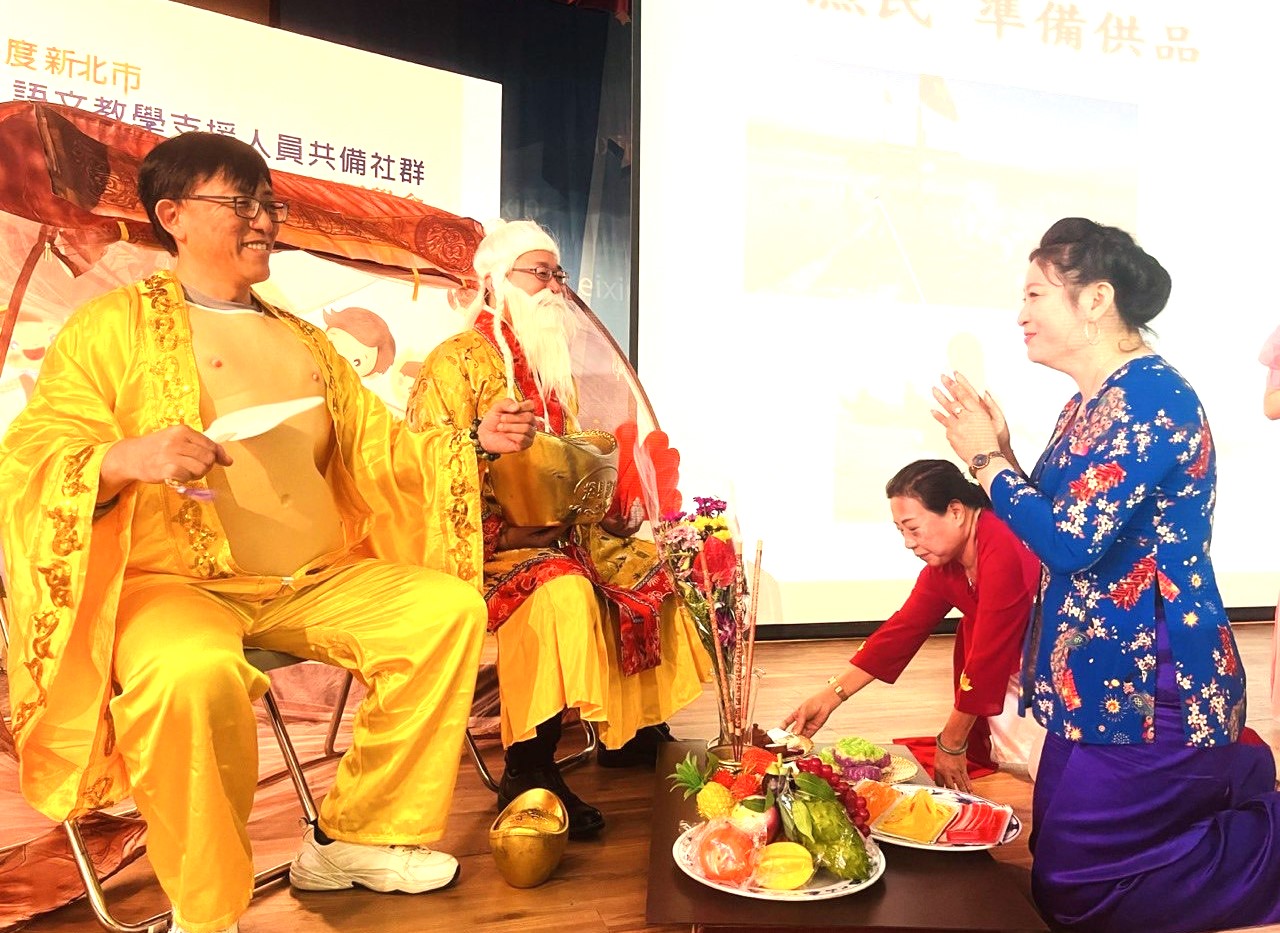 越南教支老師生動模擬越南土地公與財神爺的祈福儀式，象徵平安與財運的傳統習俗。