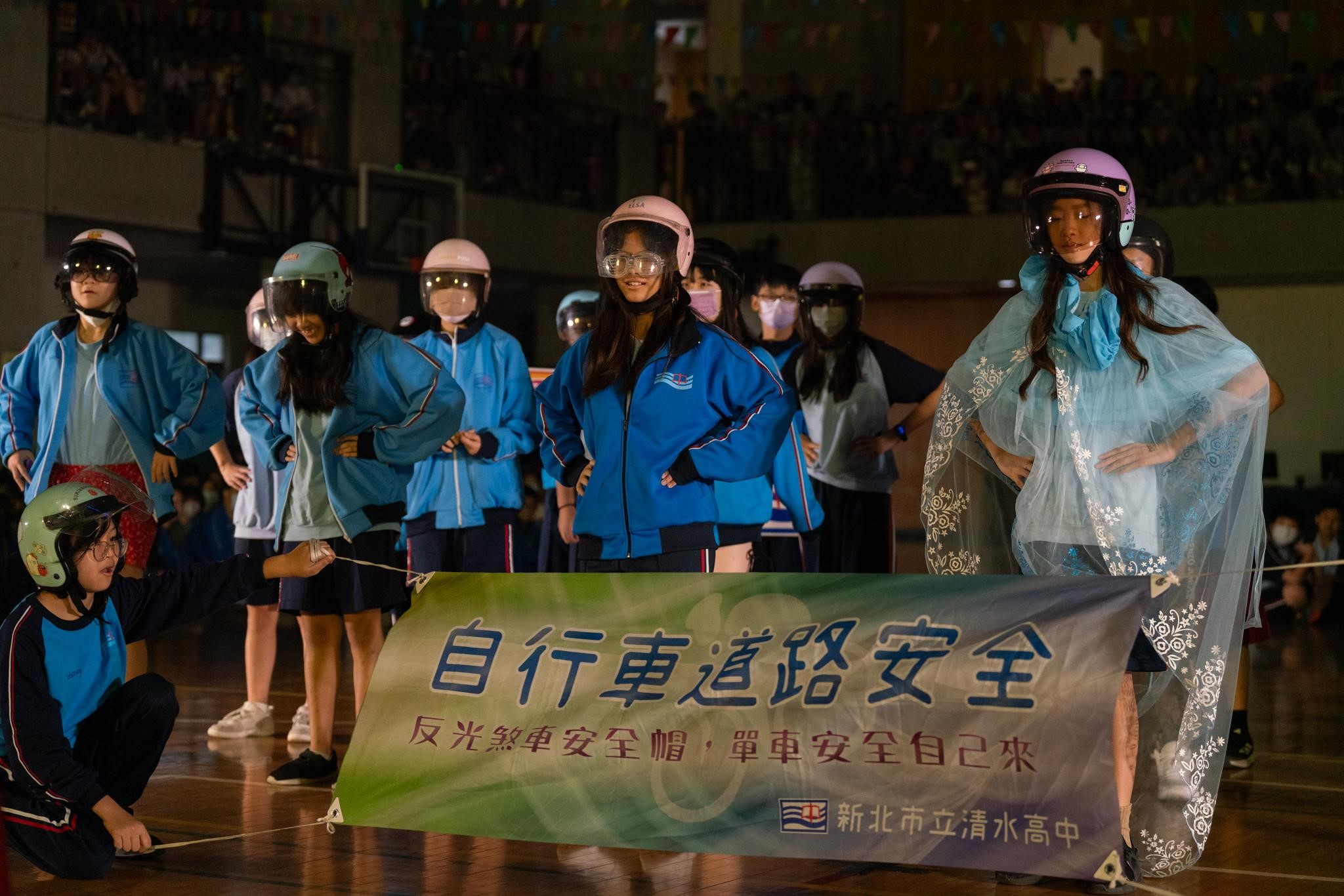 學生表演.jpg