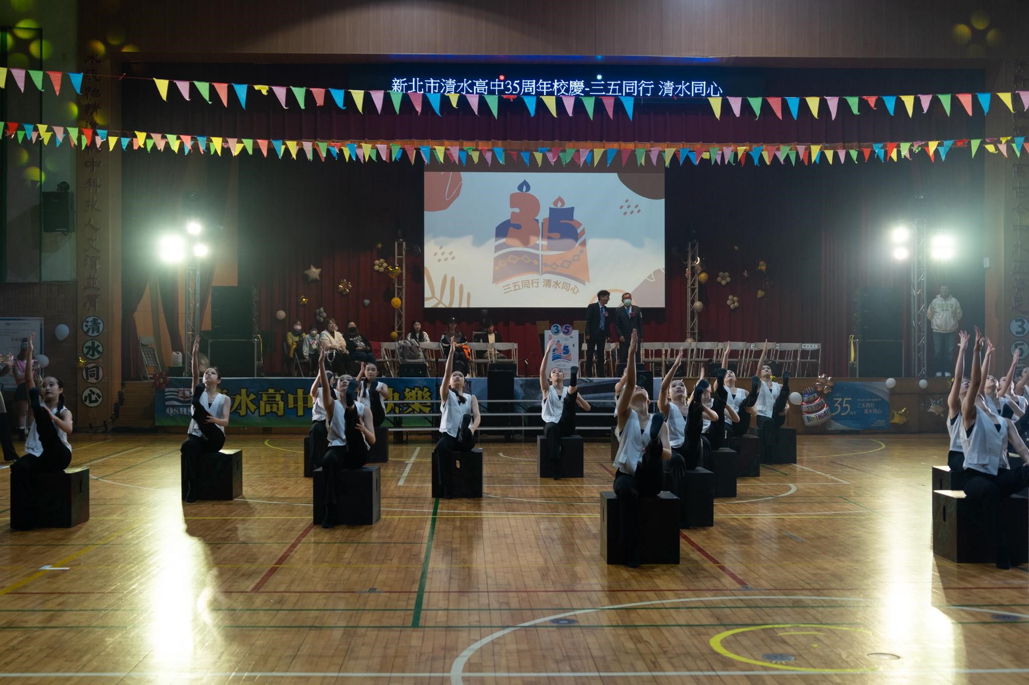 學生表演.jpg