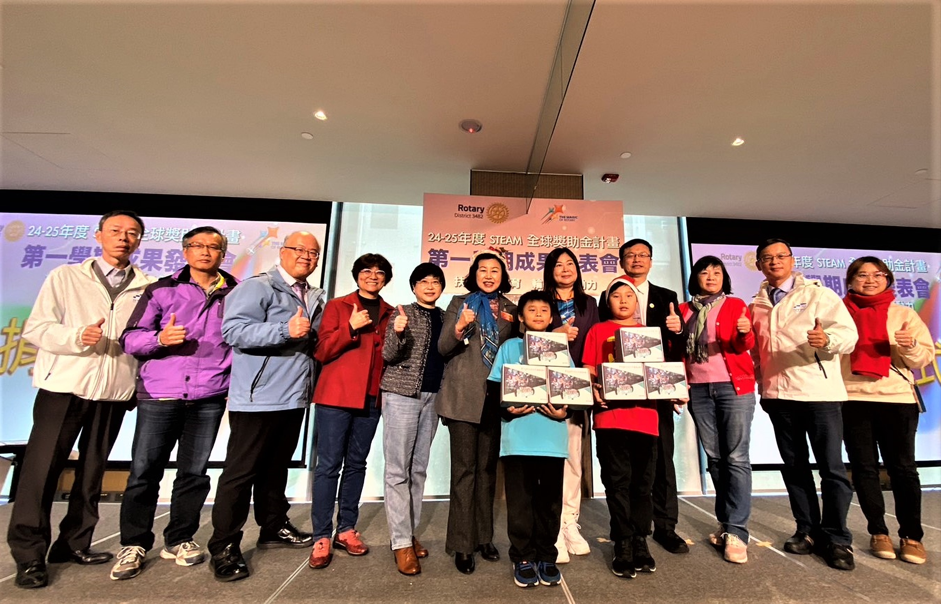 教育局長張明文與貢寮國小林哲宇同學(左)及金山國小邱彥勳同學(右)代表接受扶輪社捐贈