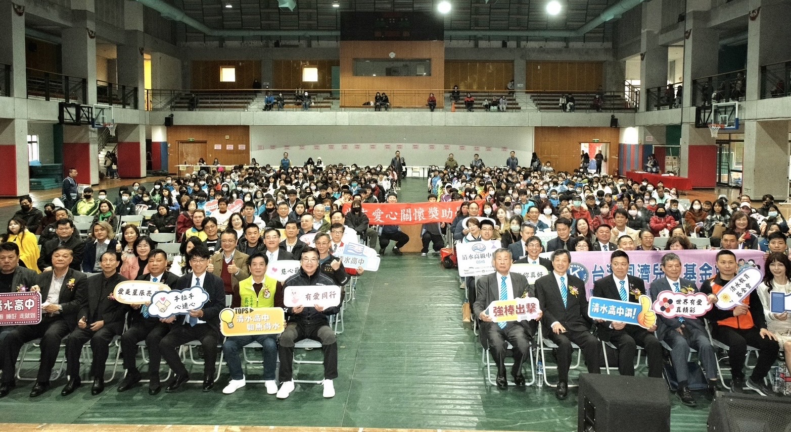 新北市副市長劉和然與所有受獎學生合影