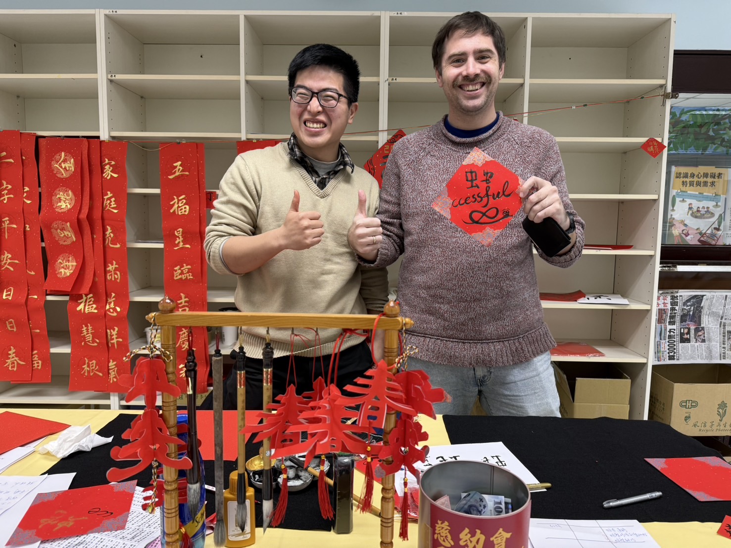 外師Calvin也來體驗春聯文化，開心與揮毫的陳品丞師合影.jpg