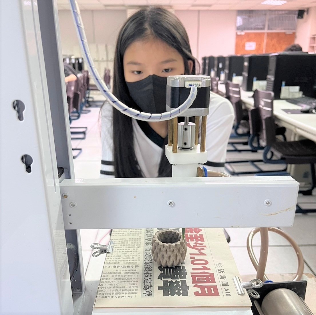 學生運用創意設計自己的3D陶瓷列印小花器。