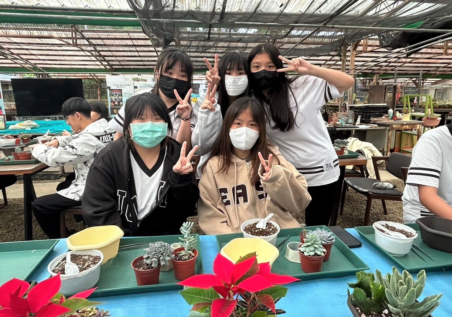 陶瓷多元成形課程帶領學生至中興花卉校外教學，搭配列印的花器種植多肉植物。