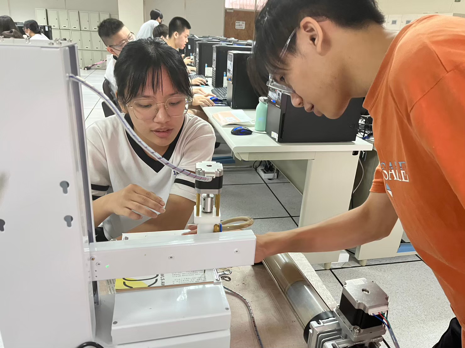 課堂上陶瓷3D列印過程中，學生互相學習與討論。