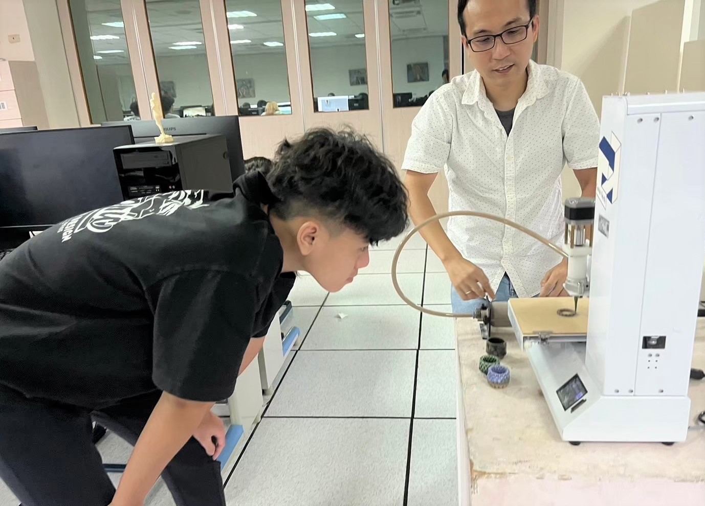 龍華科大蕭誠一老師入班指導學生。