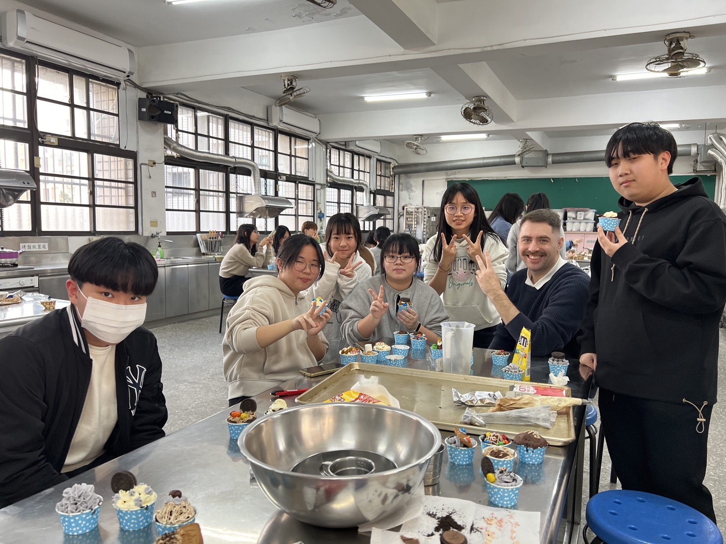 學生開心展示創意十足的杯子蛋糕.jpg