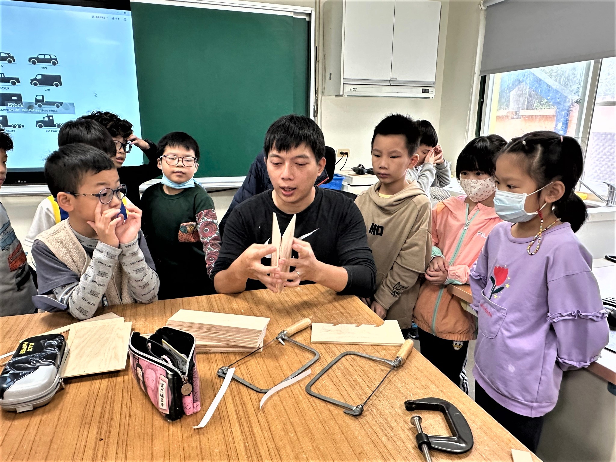 木藝家陳彥霖教導民義國小學生運用線鋸合力裁切木材