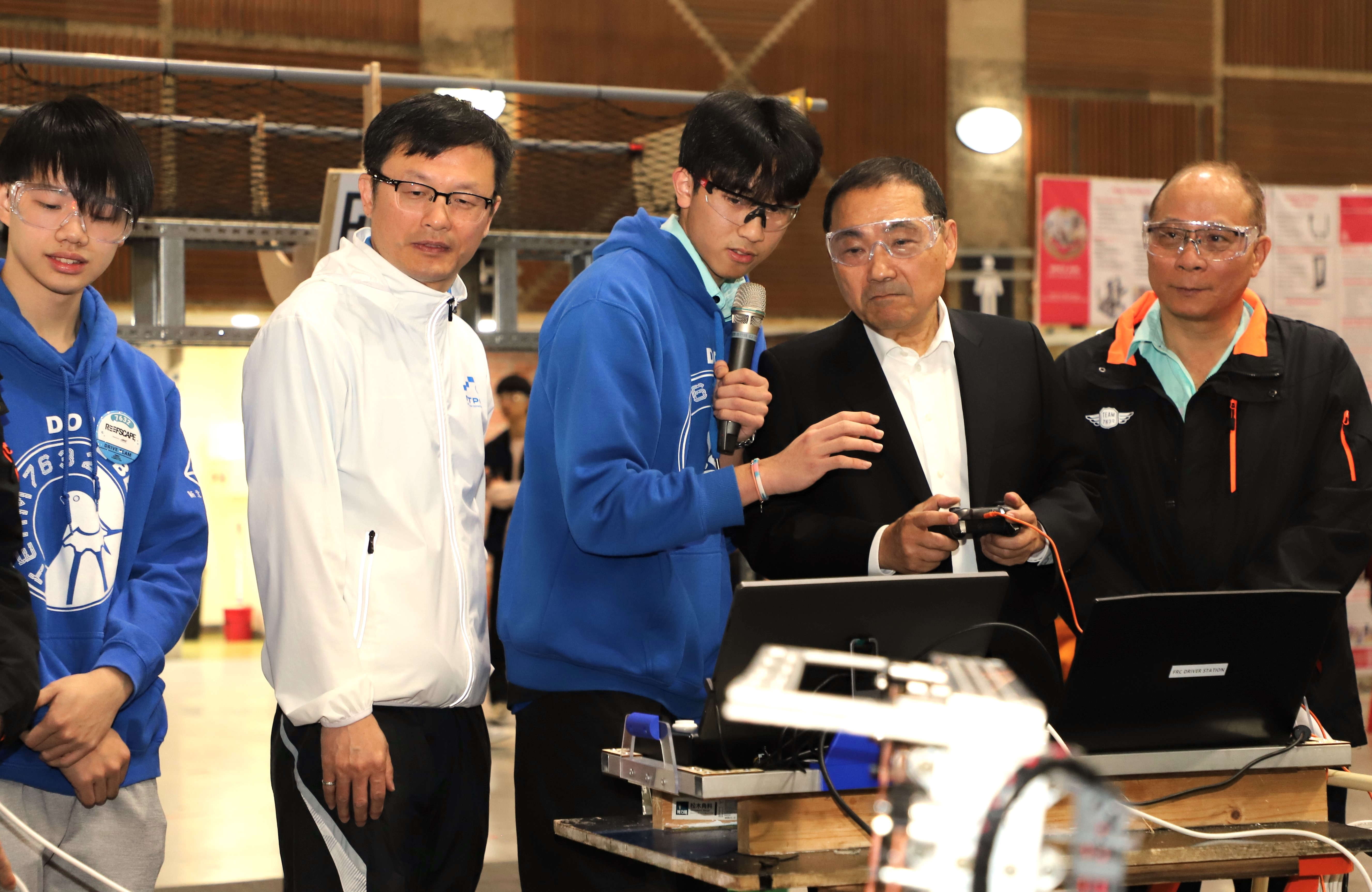 安康高中FRC7632隊長陳盛緯與市長共同體驗比賽項目_0.jpg