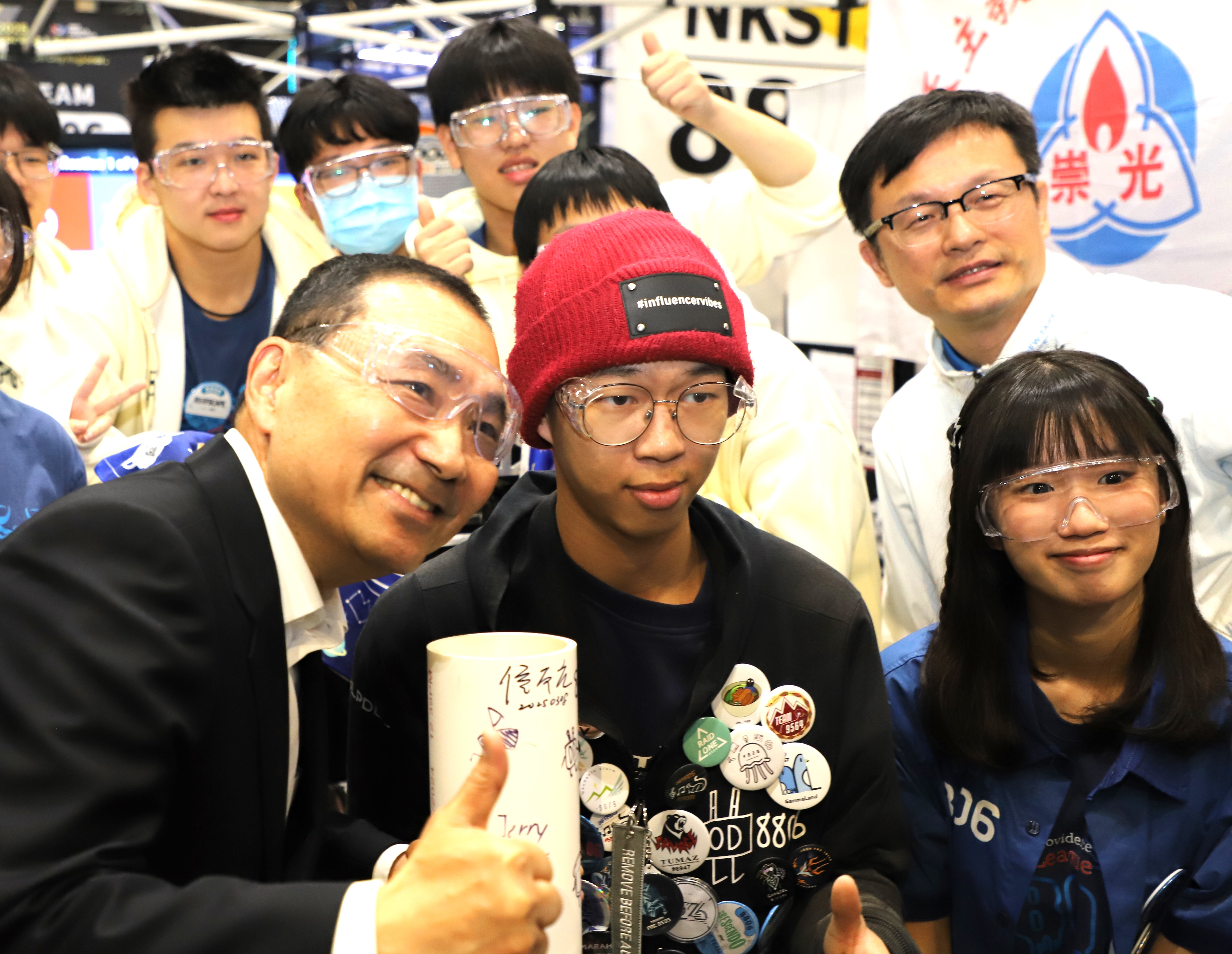 侯友宜市長與現場比賽隊伍互動_0.jpg